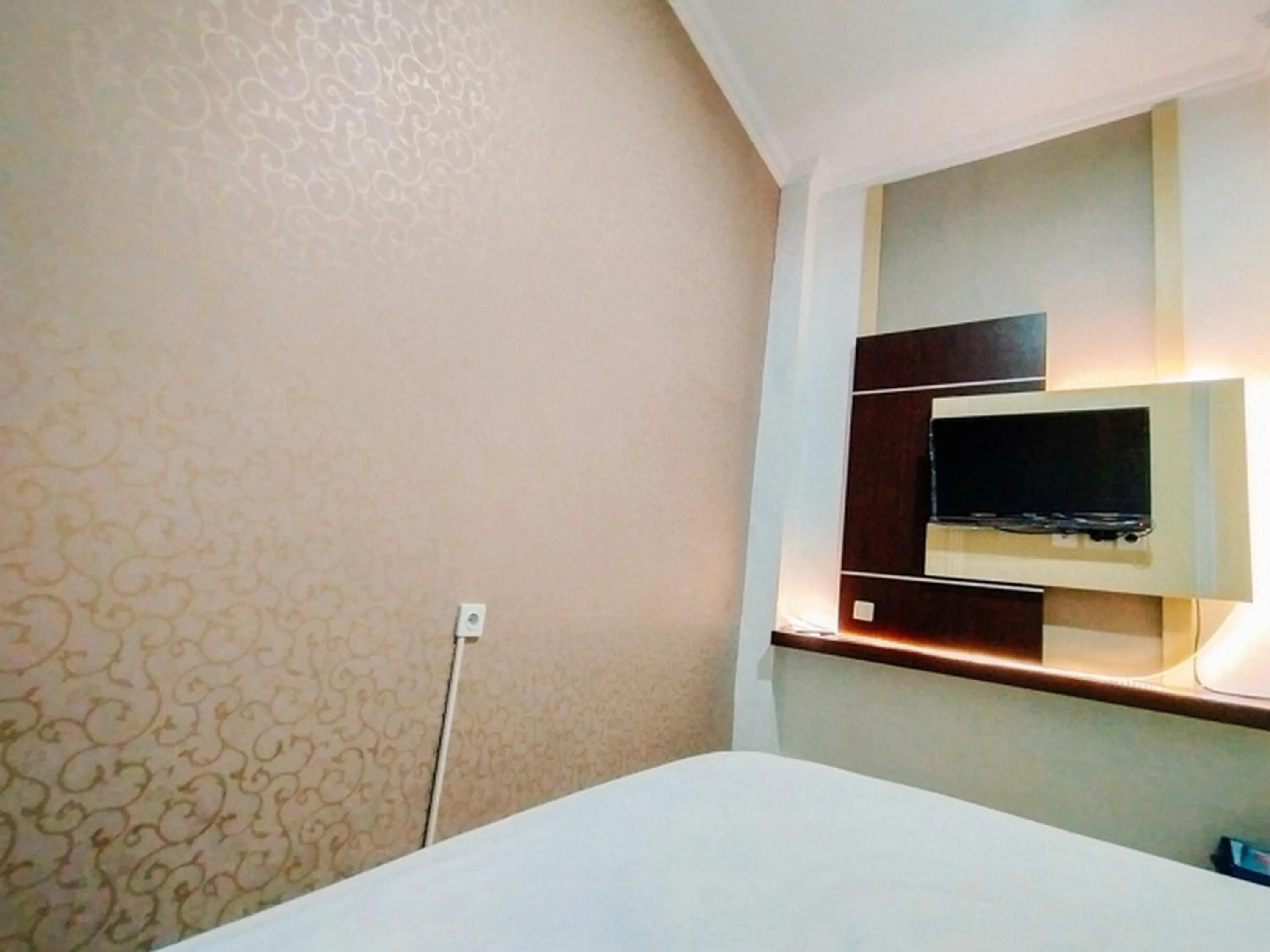 Property building, Bed in RedDoorz At Artomoro Guest House