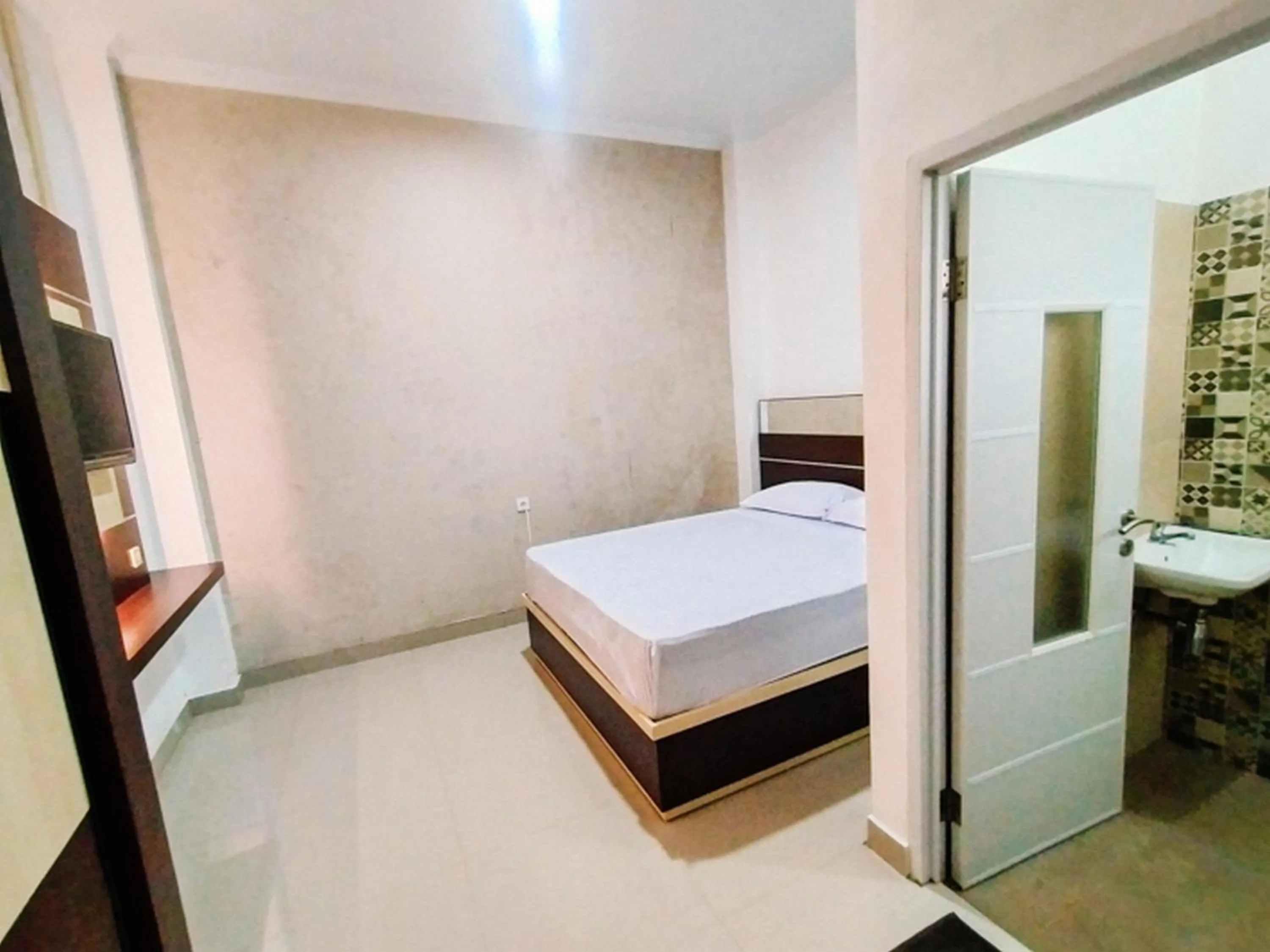 Property building, Bed in RedDoorz At Artomoro Guest House
