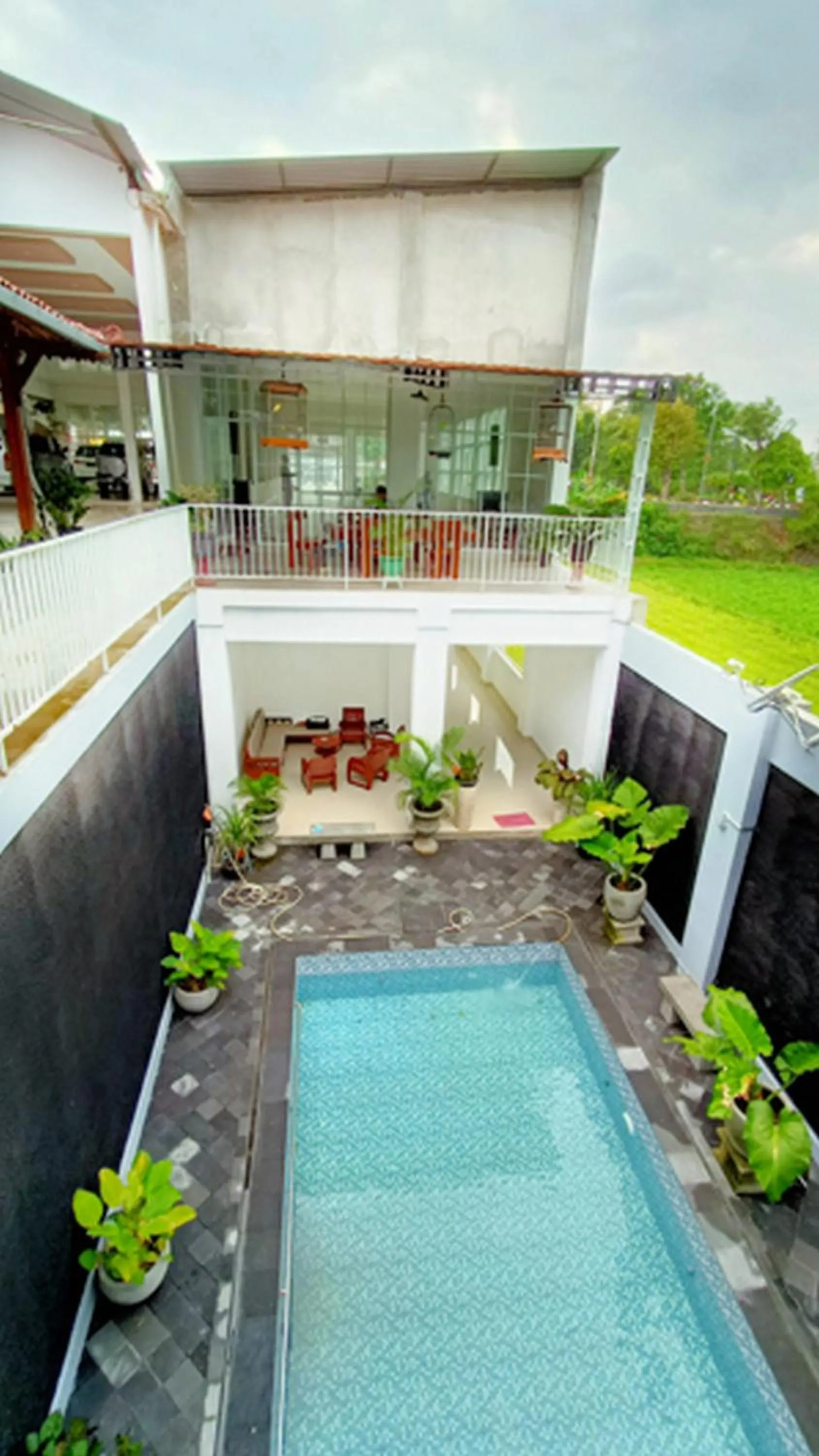 Swimming pool in RedDoorz At Artomoro Guest House