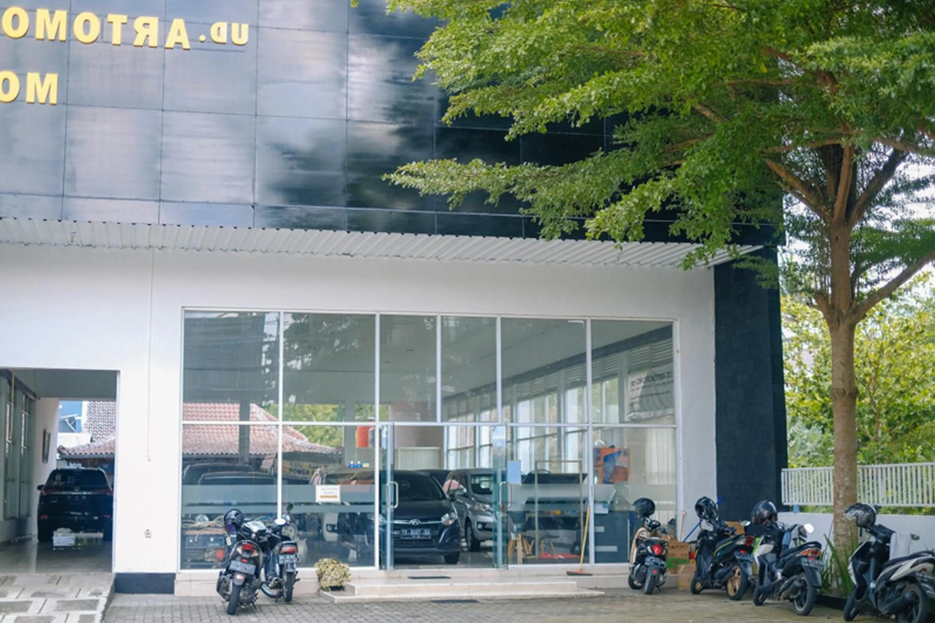 Property building in RedDoorz At Artomoro Guest House