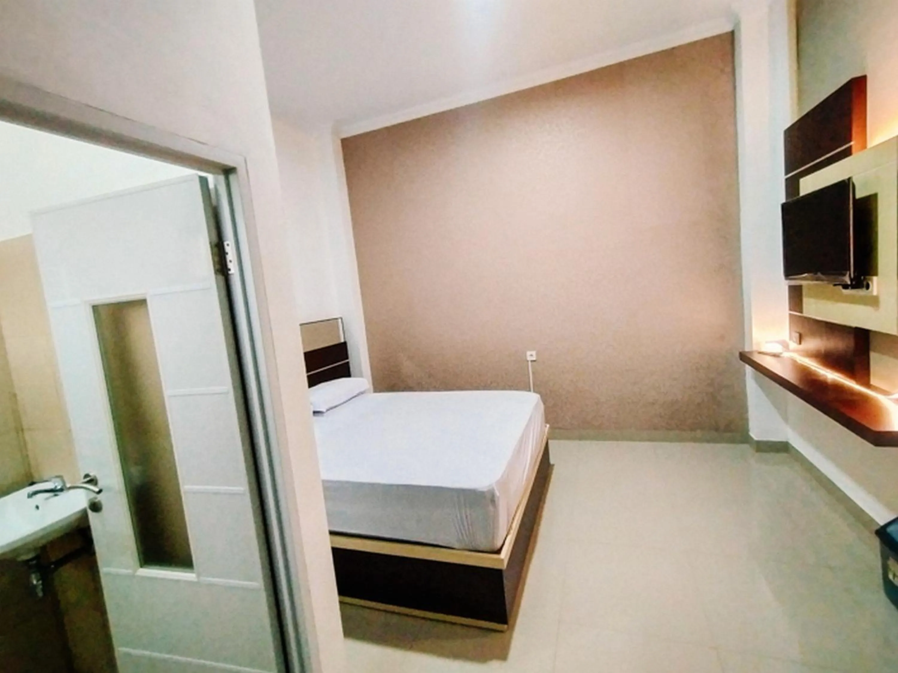 Property building, Bed in RedDoorz At Artomoro Guest House