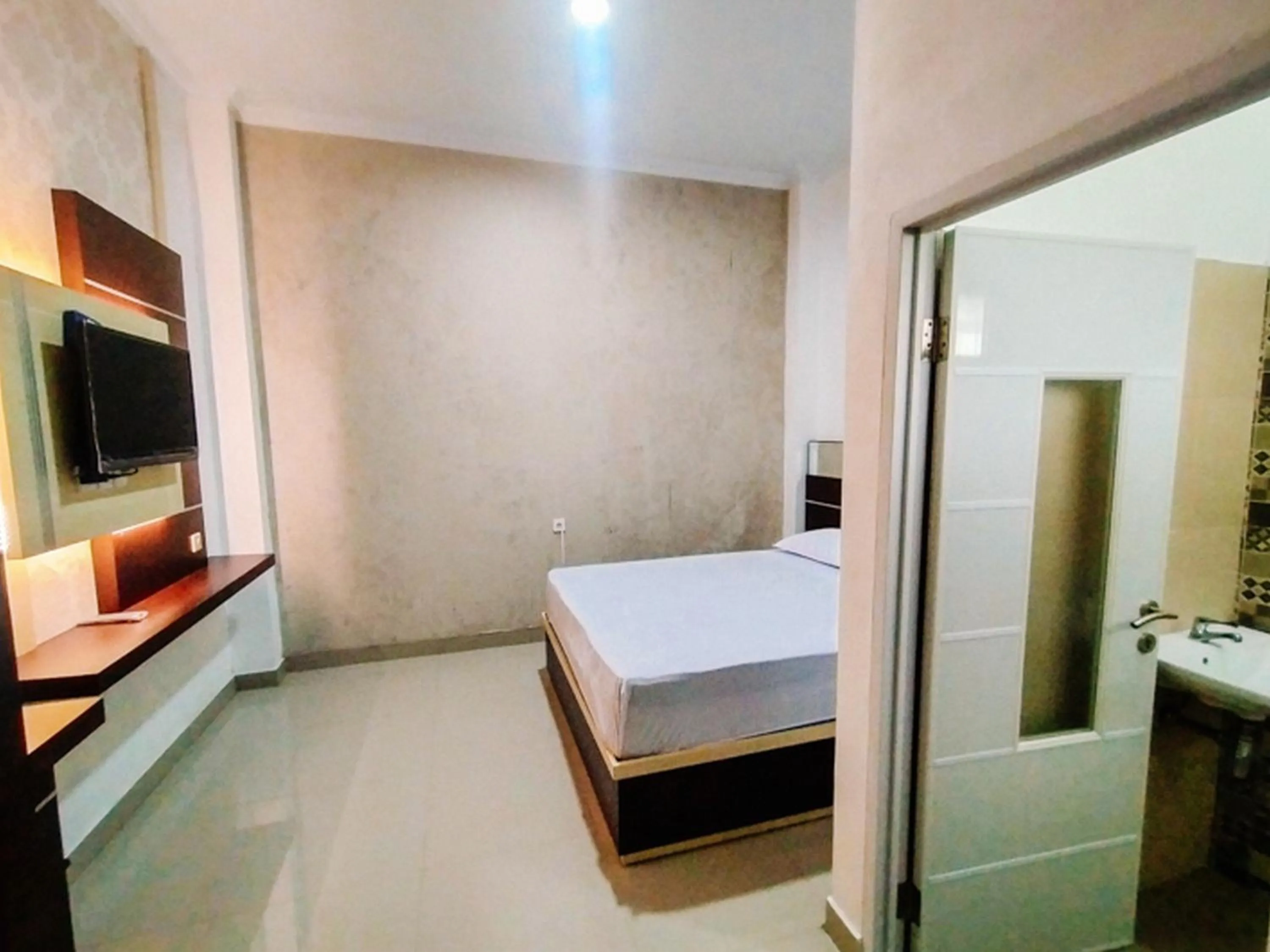 Property building, Bed in RedDoorz At Artomoro Guest House