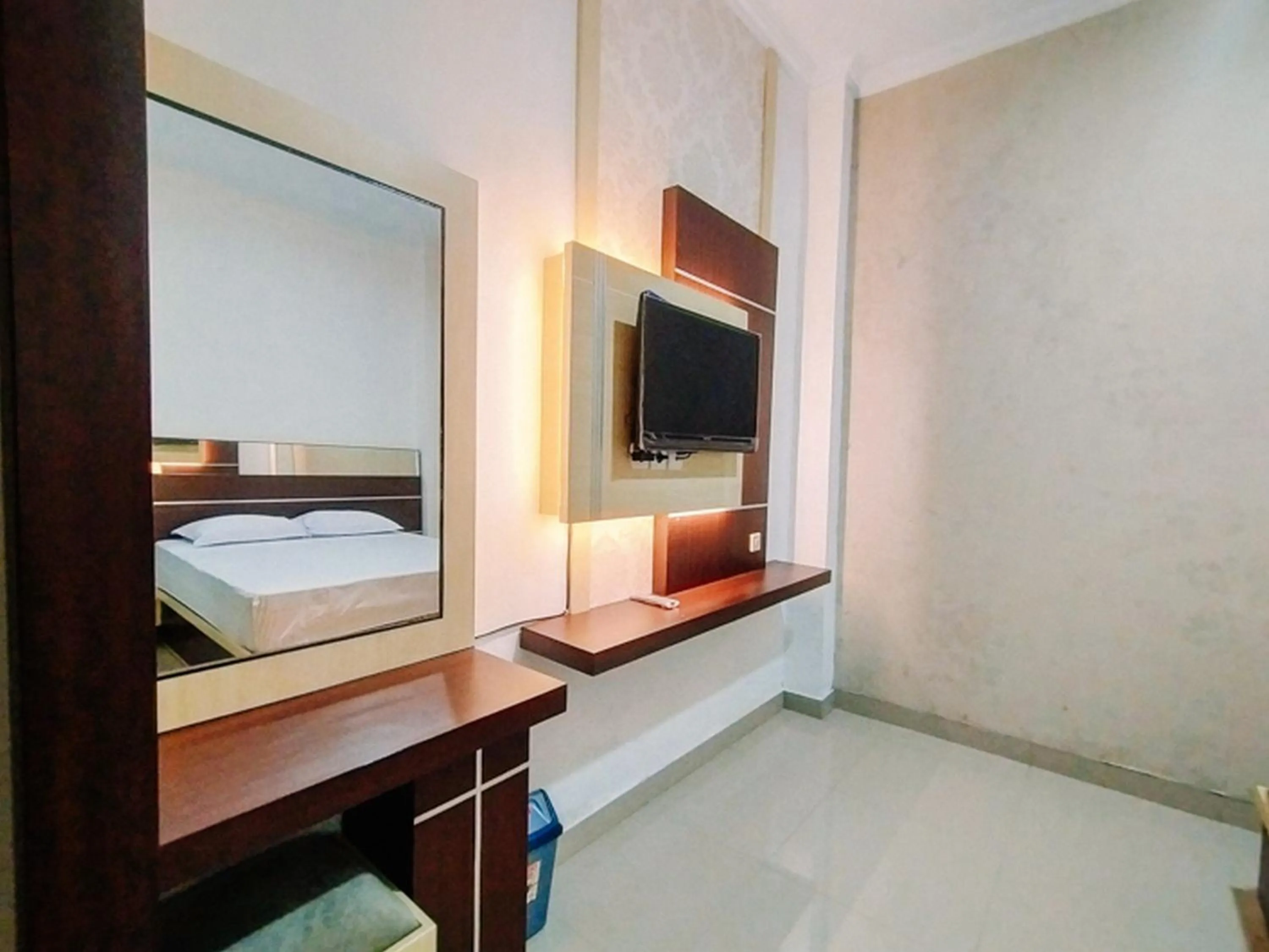 Property building, Bed in RedDoorz At Artomoro Guest House