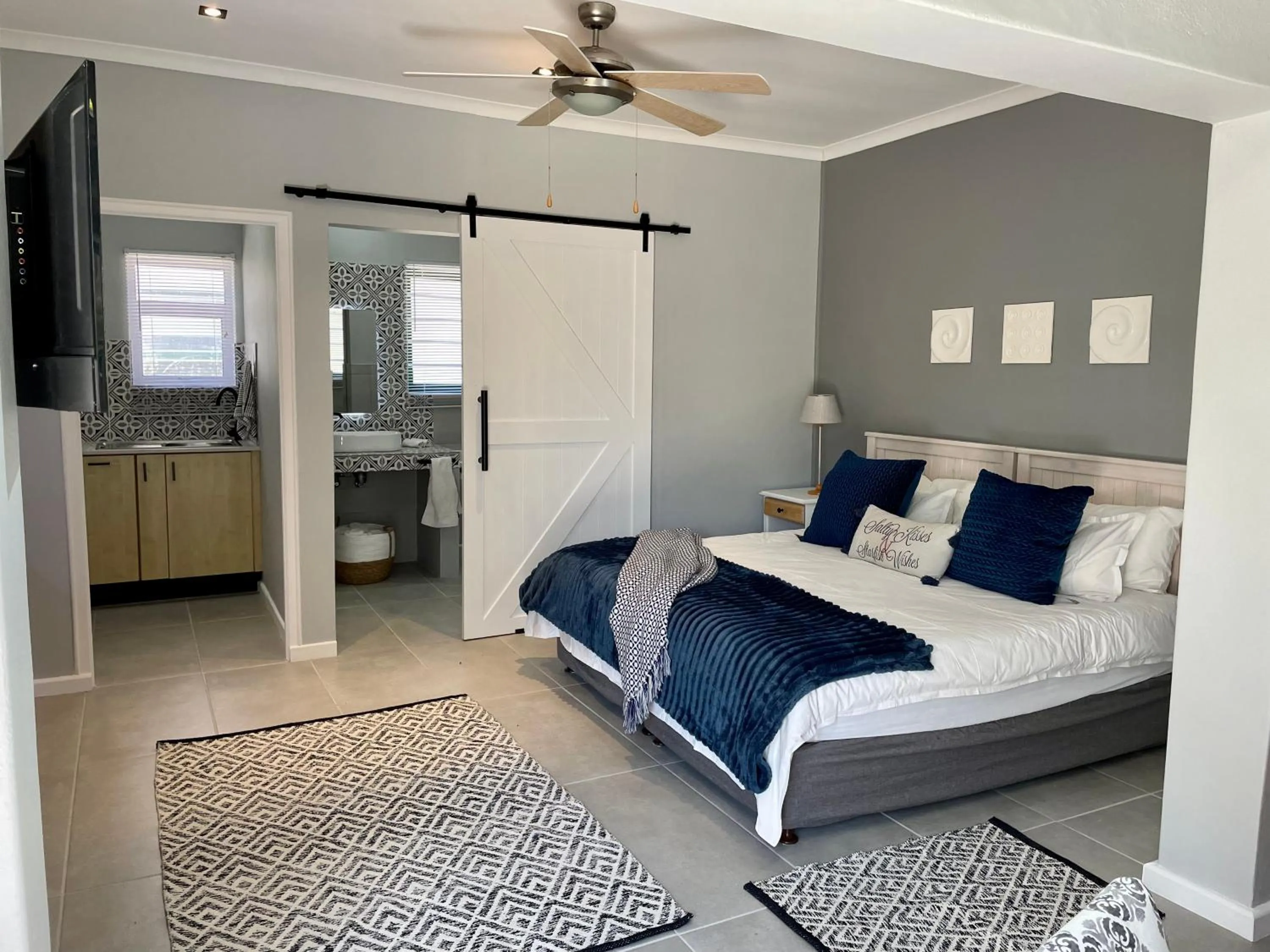 Bedroom, Bed in Sandra's Guest House