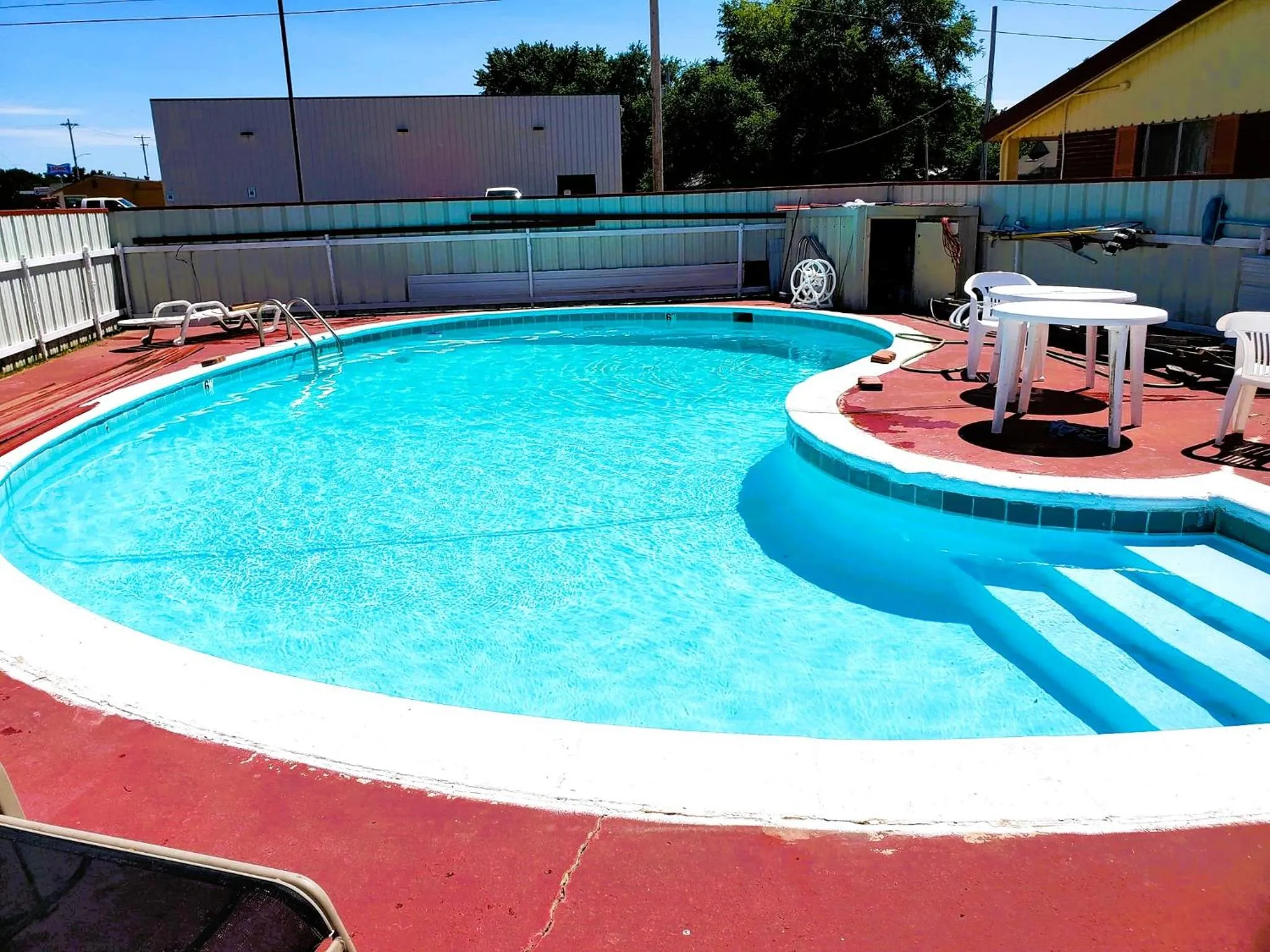 Swimming pool in Americas Best Value Inn Arkansas City