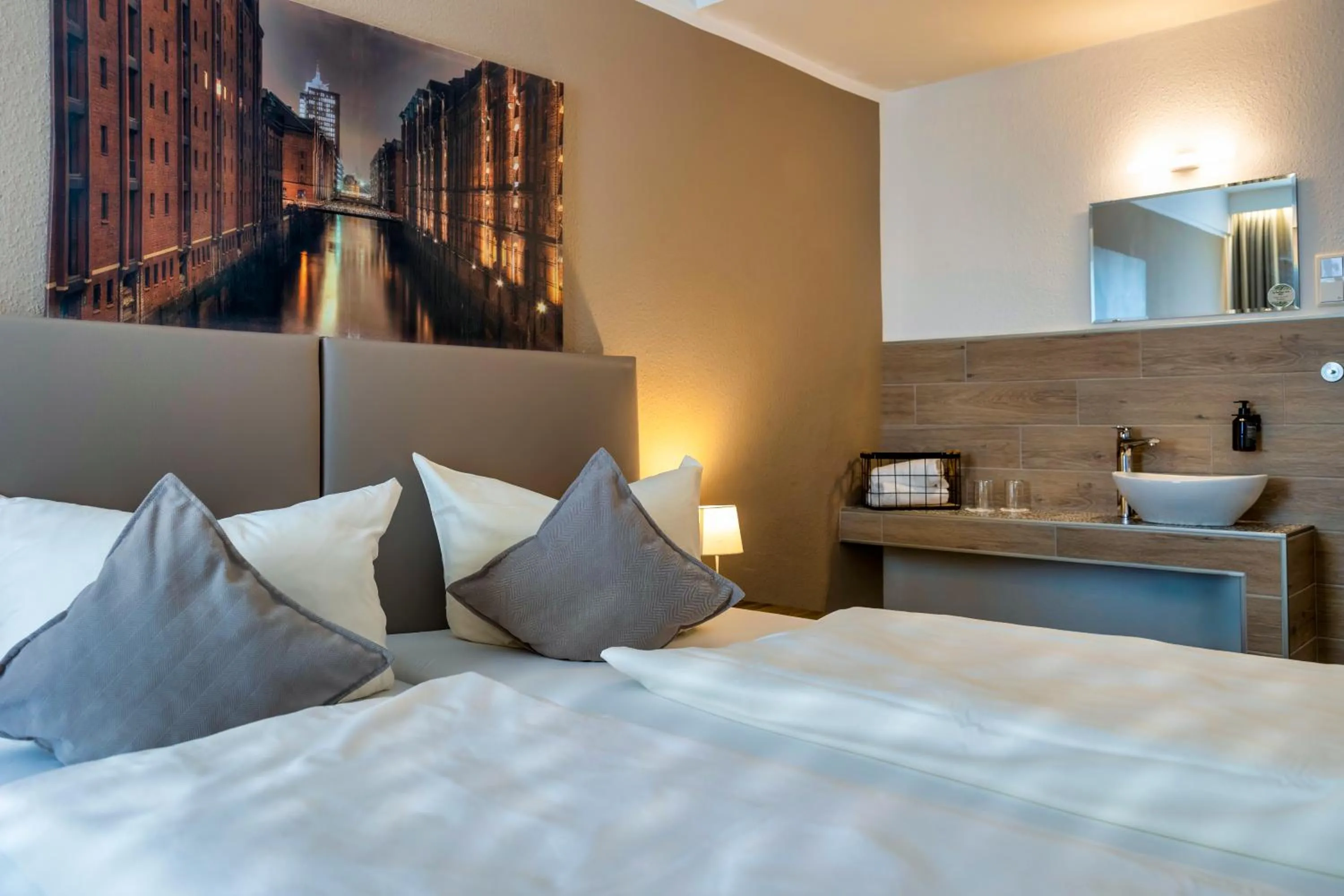 Living room, Bed in Auto-Parkhotel Hamburg St Pauli