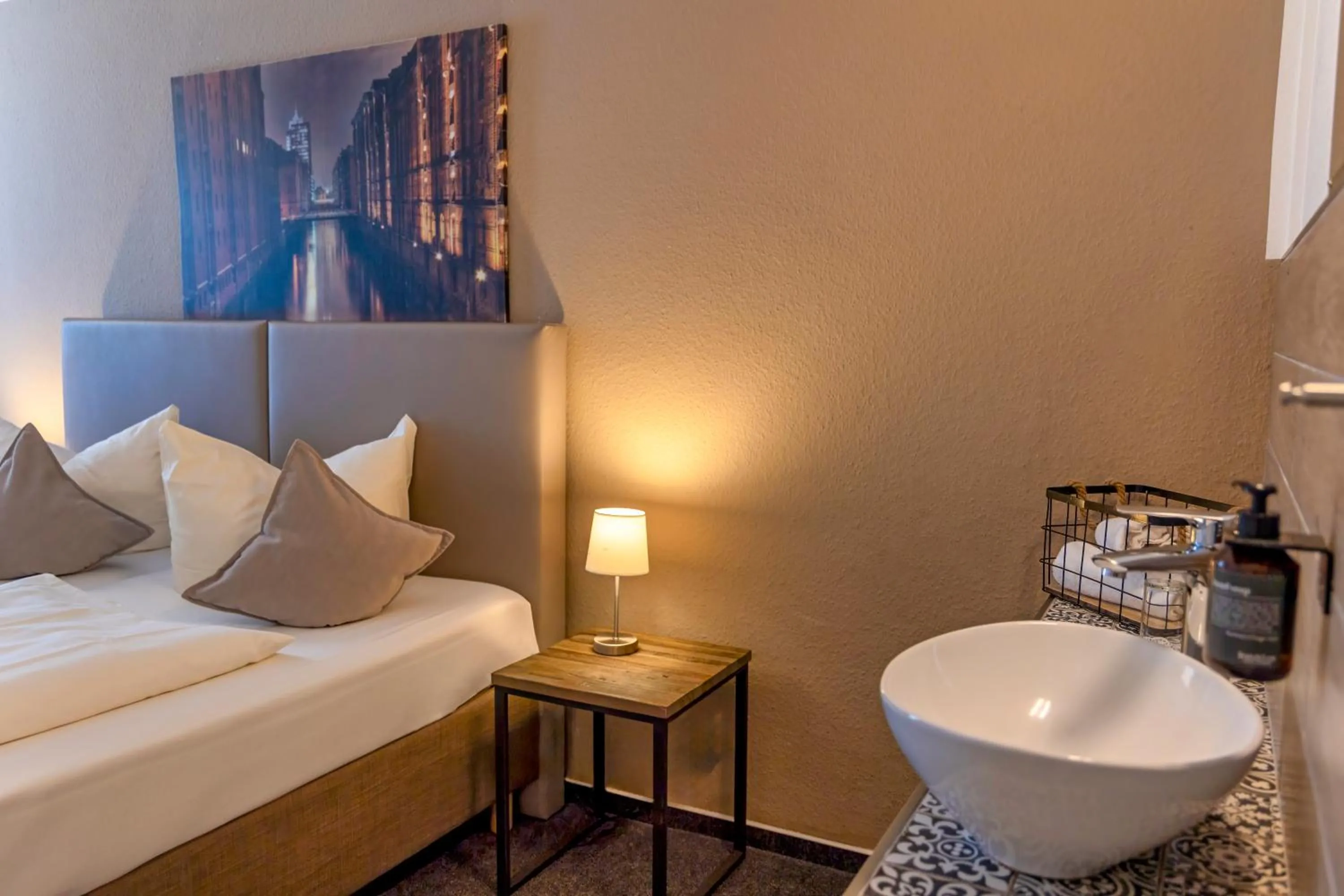 Living room, Bed in Auto-Parkhotel Hamburg St Pauli