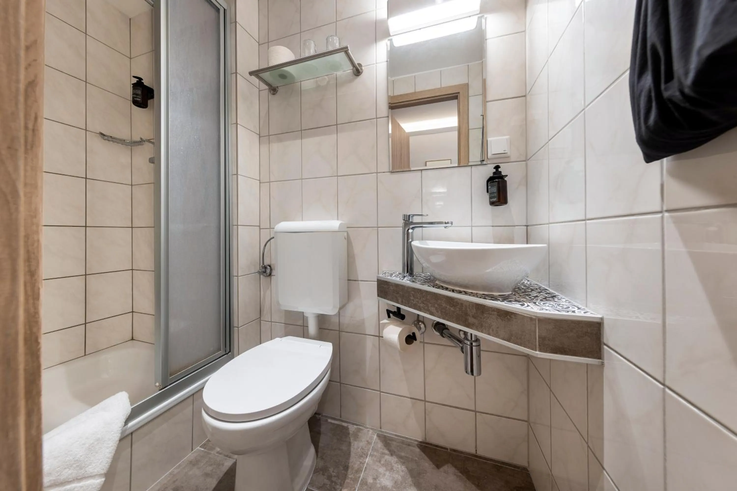 Shower in Auto-Parkhotel Hamburg St Pauli