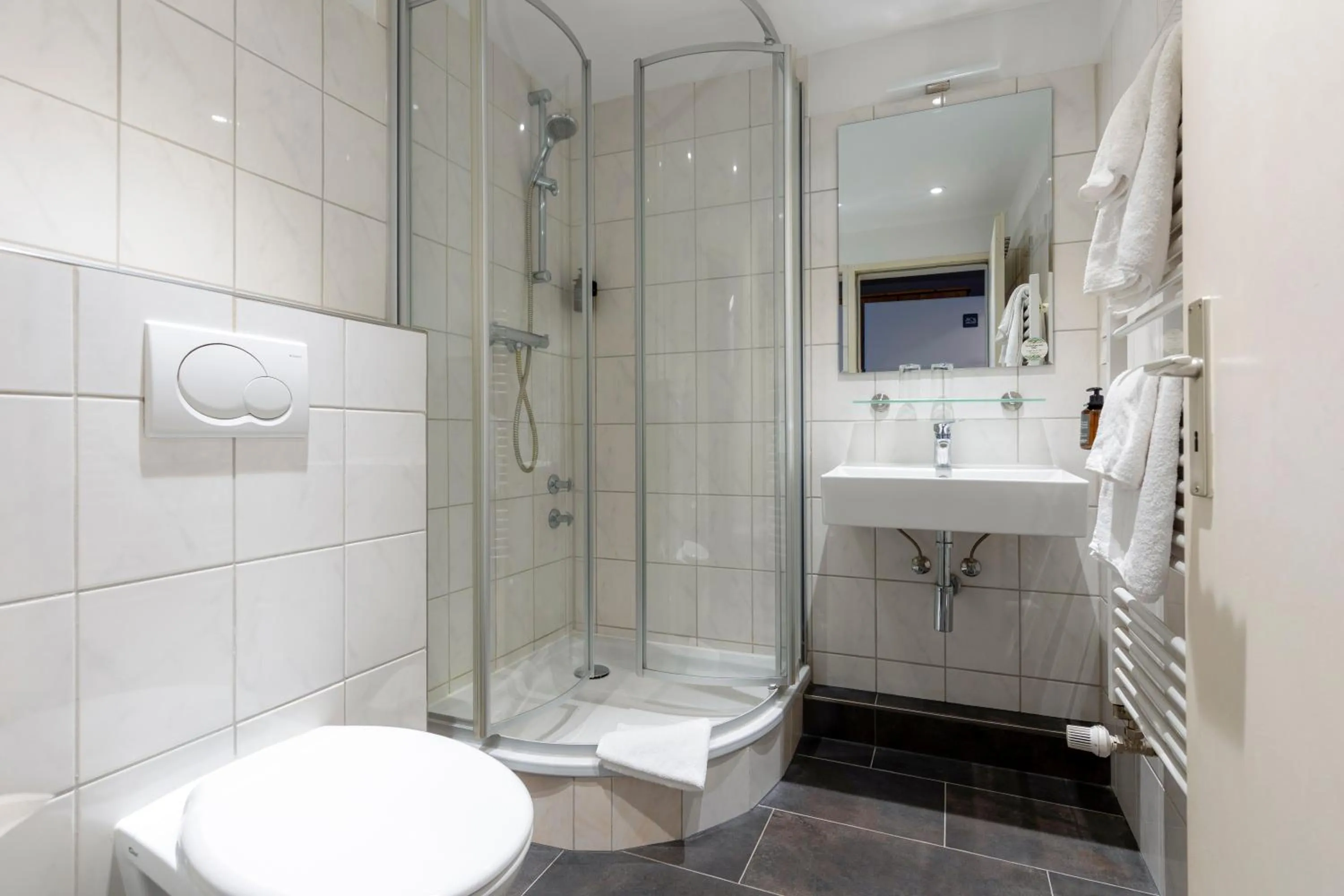 Toilet in Auto-Parkhotel Hamburg St Pauli