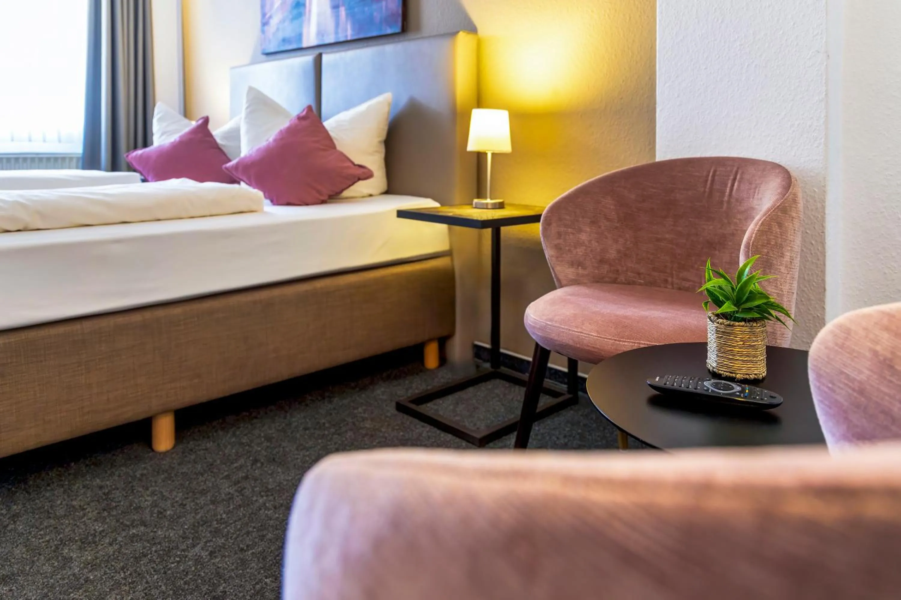 Living room, Bed in Auto-Parkhotel Hamburg St Pauli