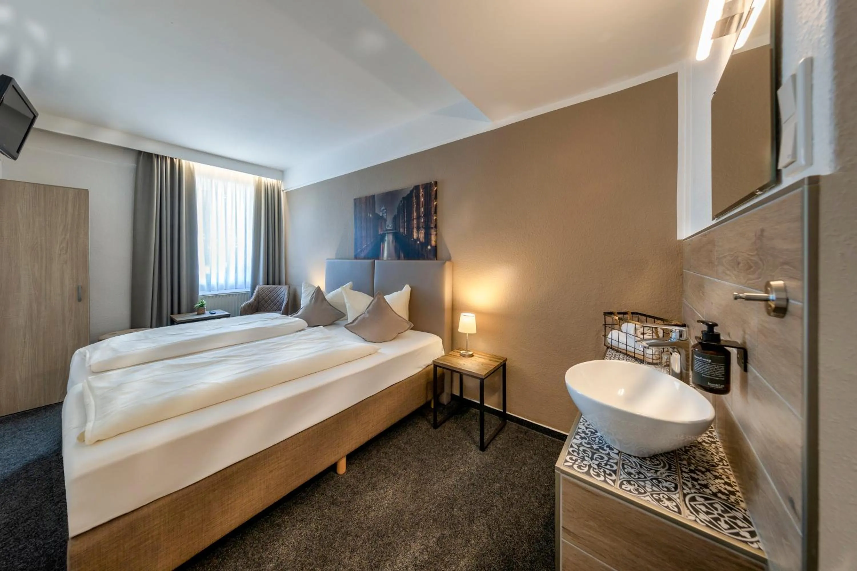 Living room, Bed in Auto-Parkhotel Hamburg St Pauli