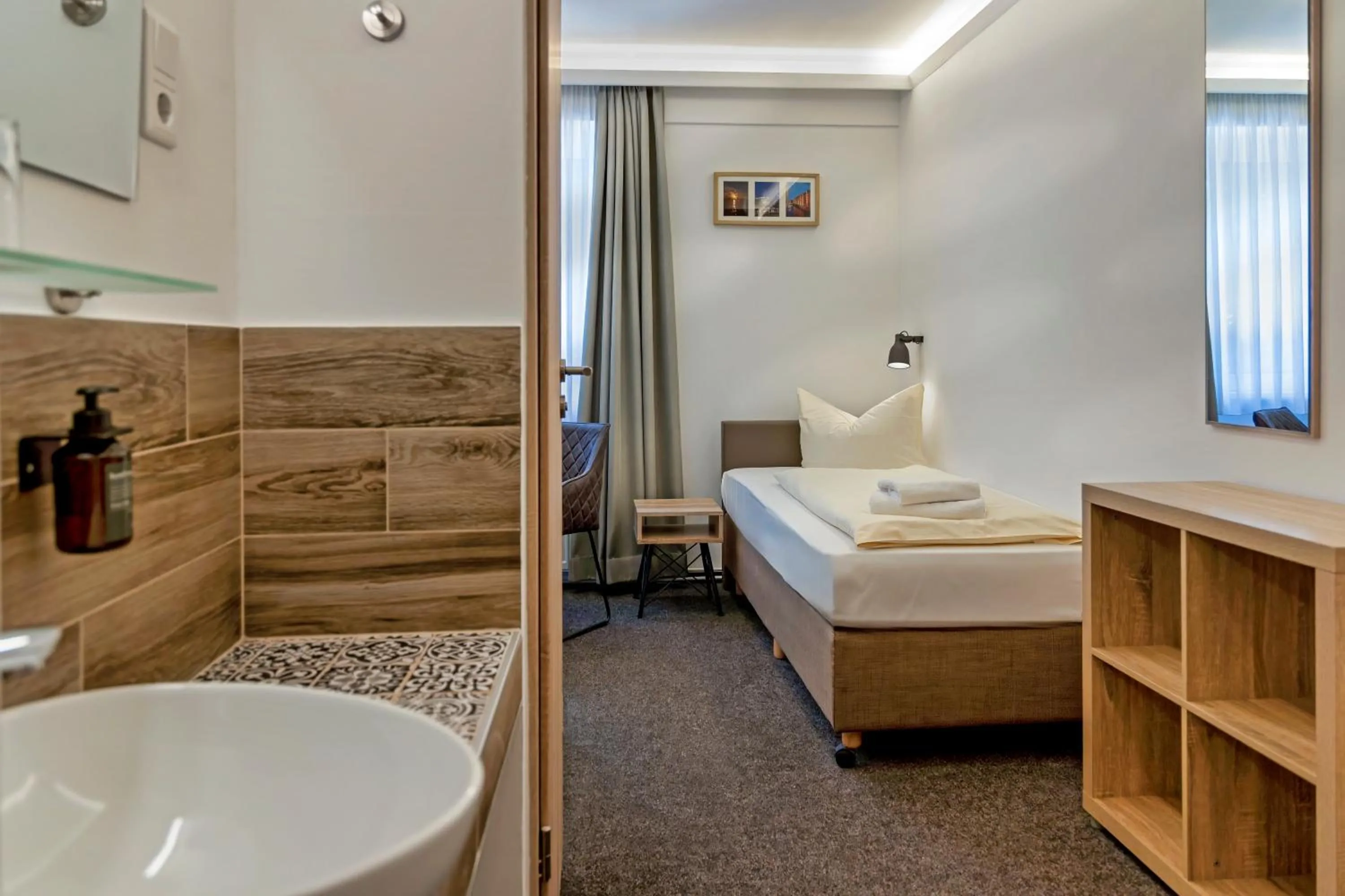 Living room, Bed in Auto-Parkhotel Hamburg St Pauli