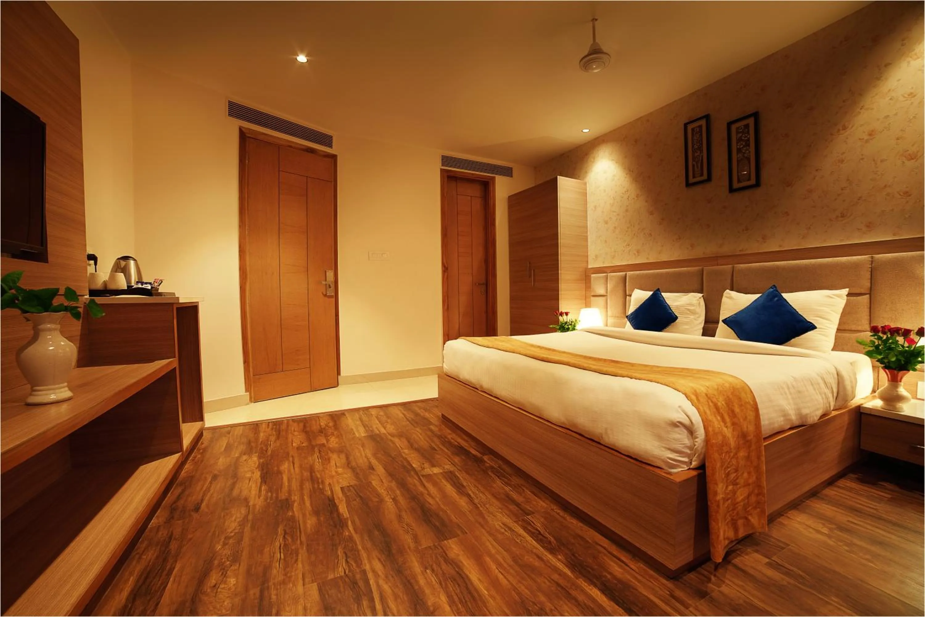 Photo of the whole room, Bed in TreeHouse London Street Amritsar