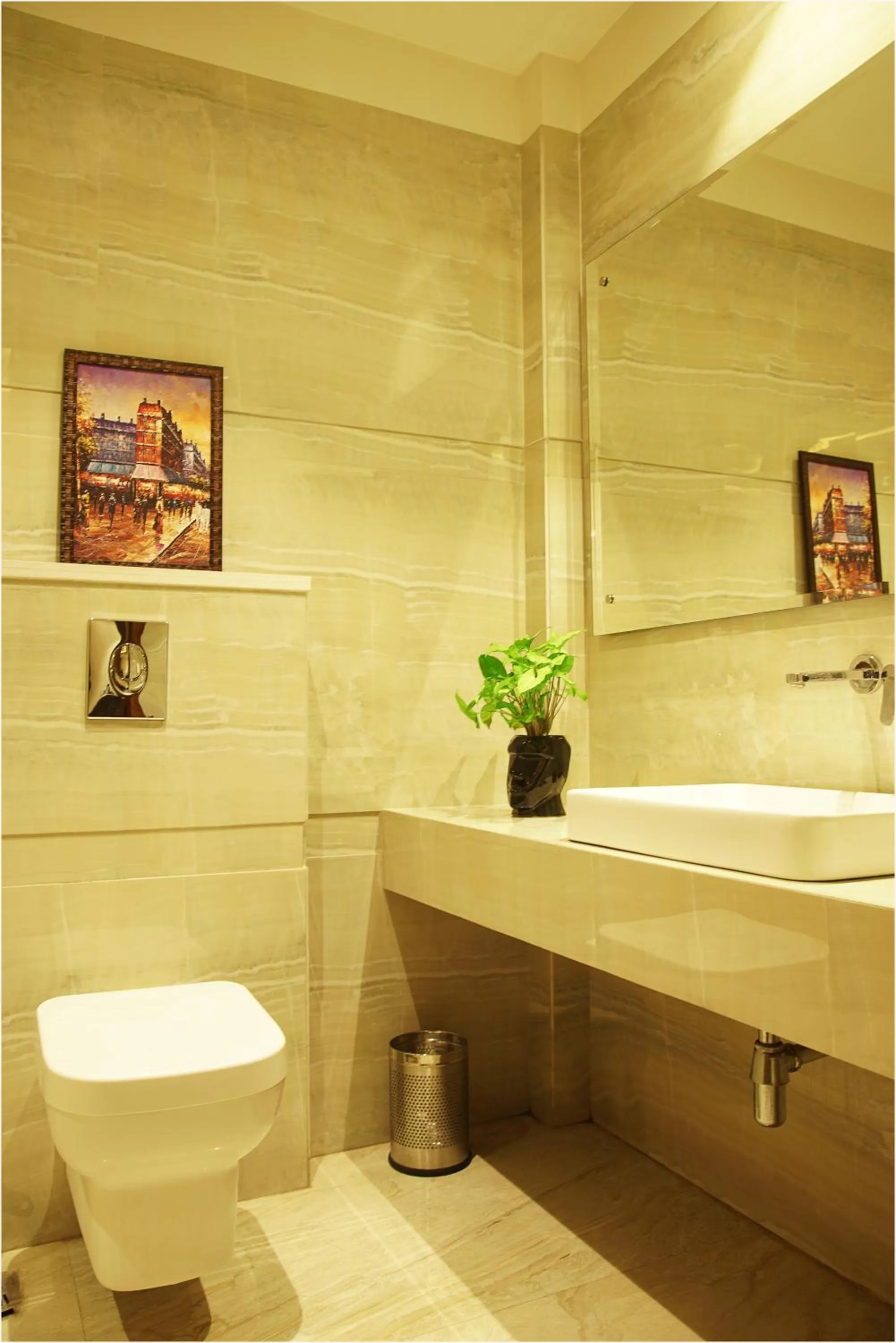 Toilet in TreeHouse London Street Amritsar