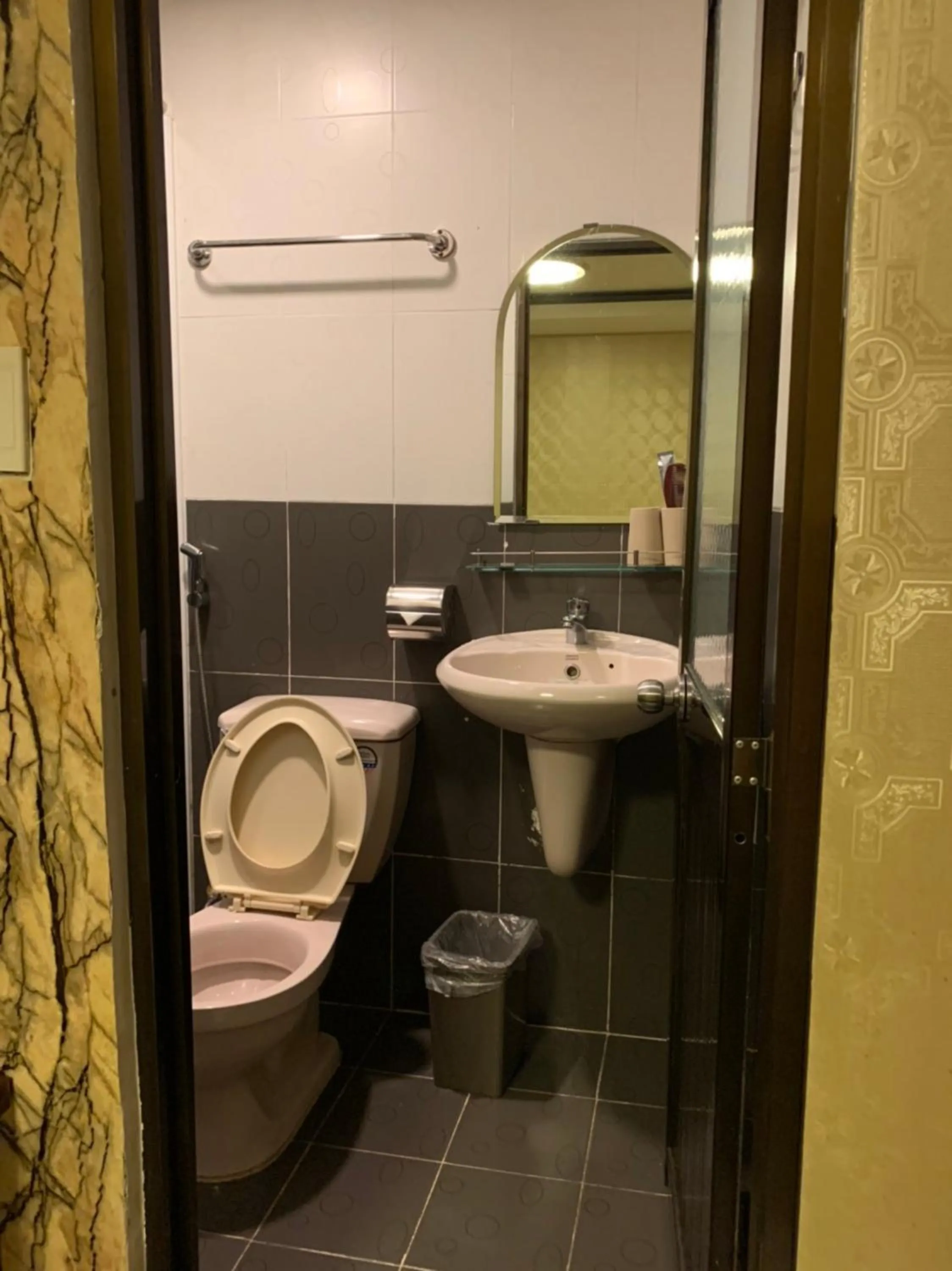 Bathroom in Hoang Yen Nhi Hotel