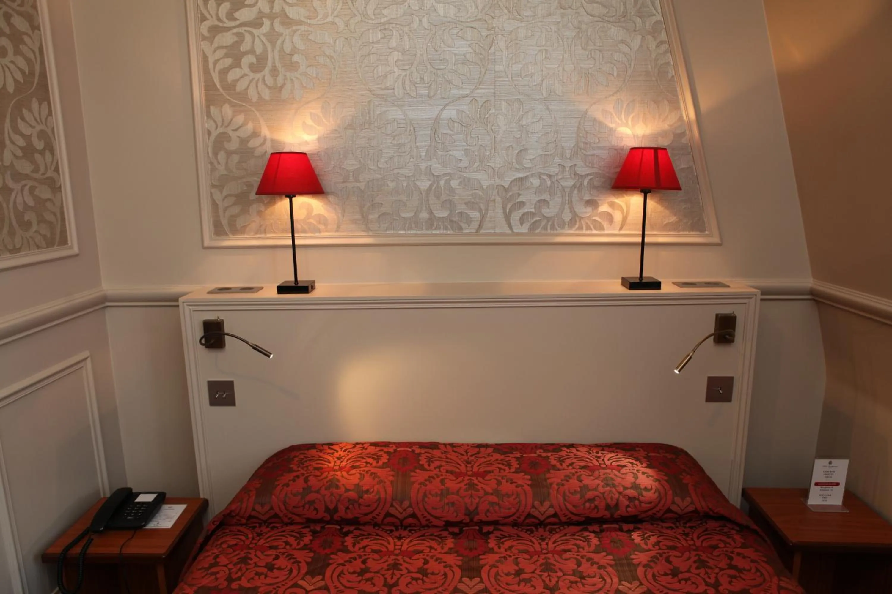 Bed in Hotel Montpensier