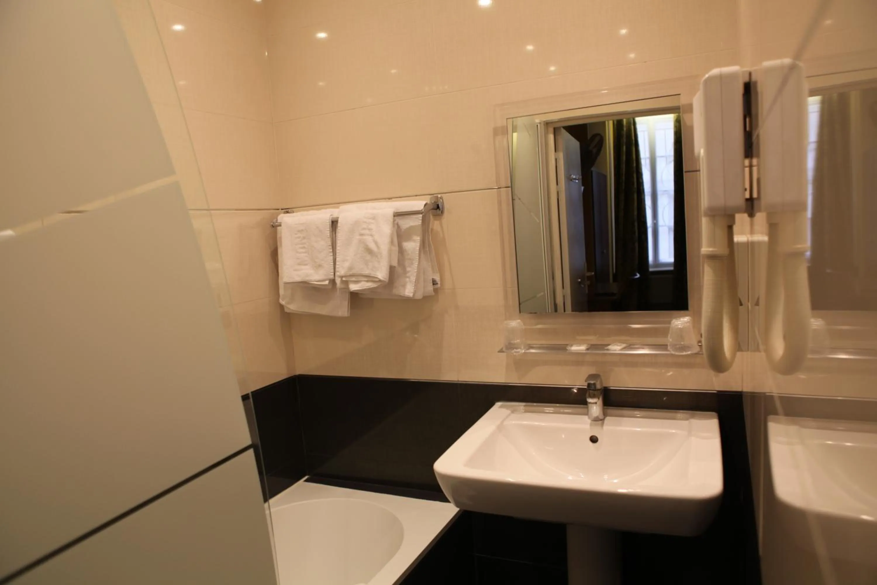 Bathroom in Hotel Montpensier