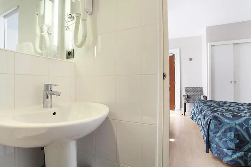 Bed in Hotel Montpensier