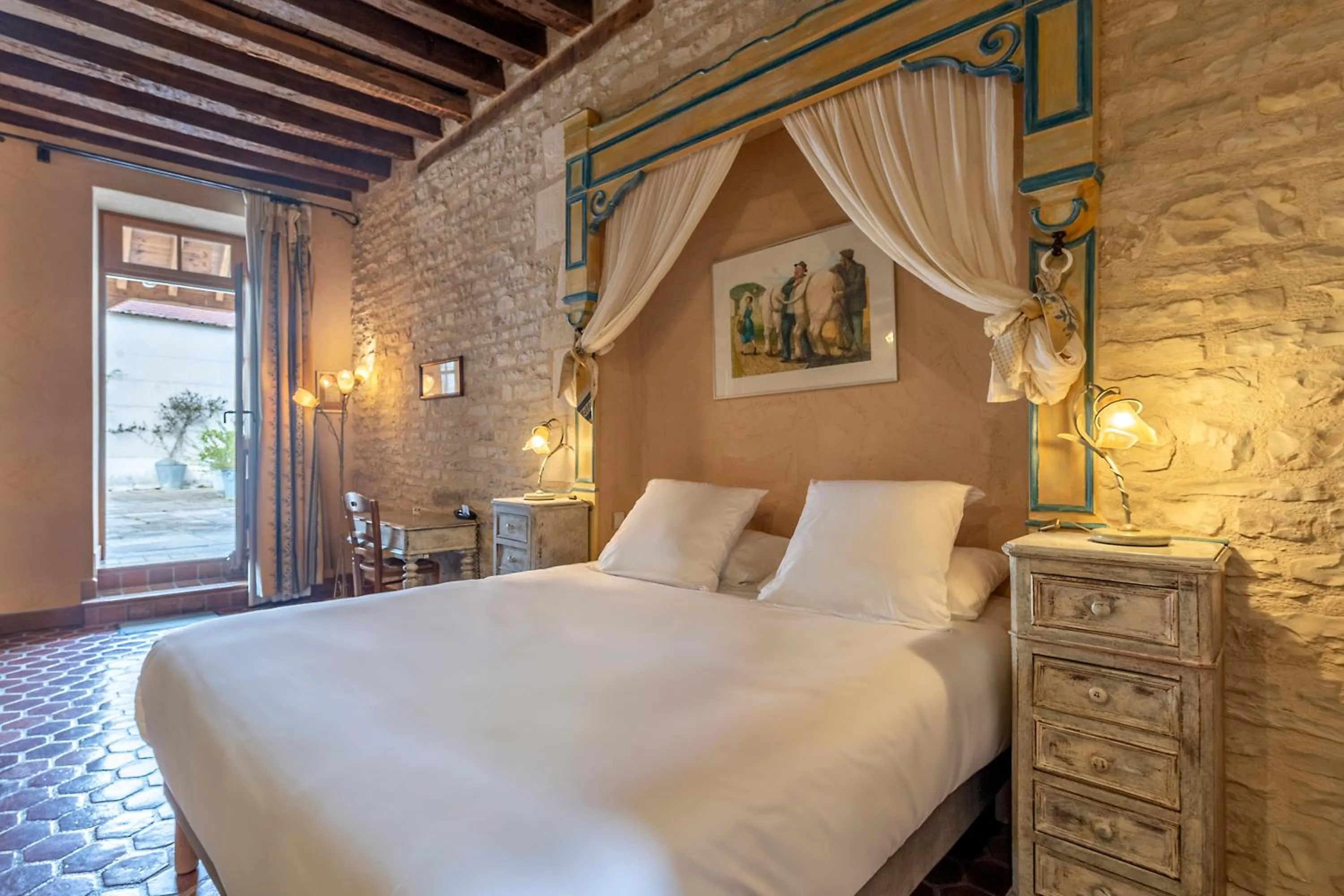 Bed in Hôtel De La Beursaudiere