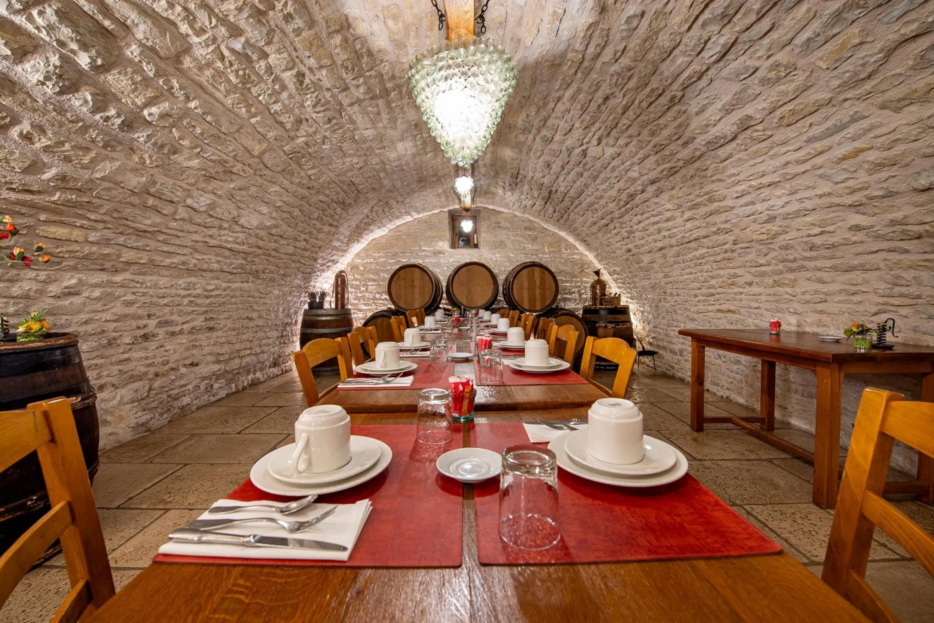 Restaurant/places to eat in Hôtel De La Beursaudiere