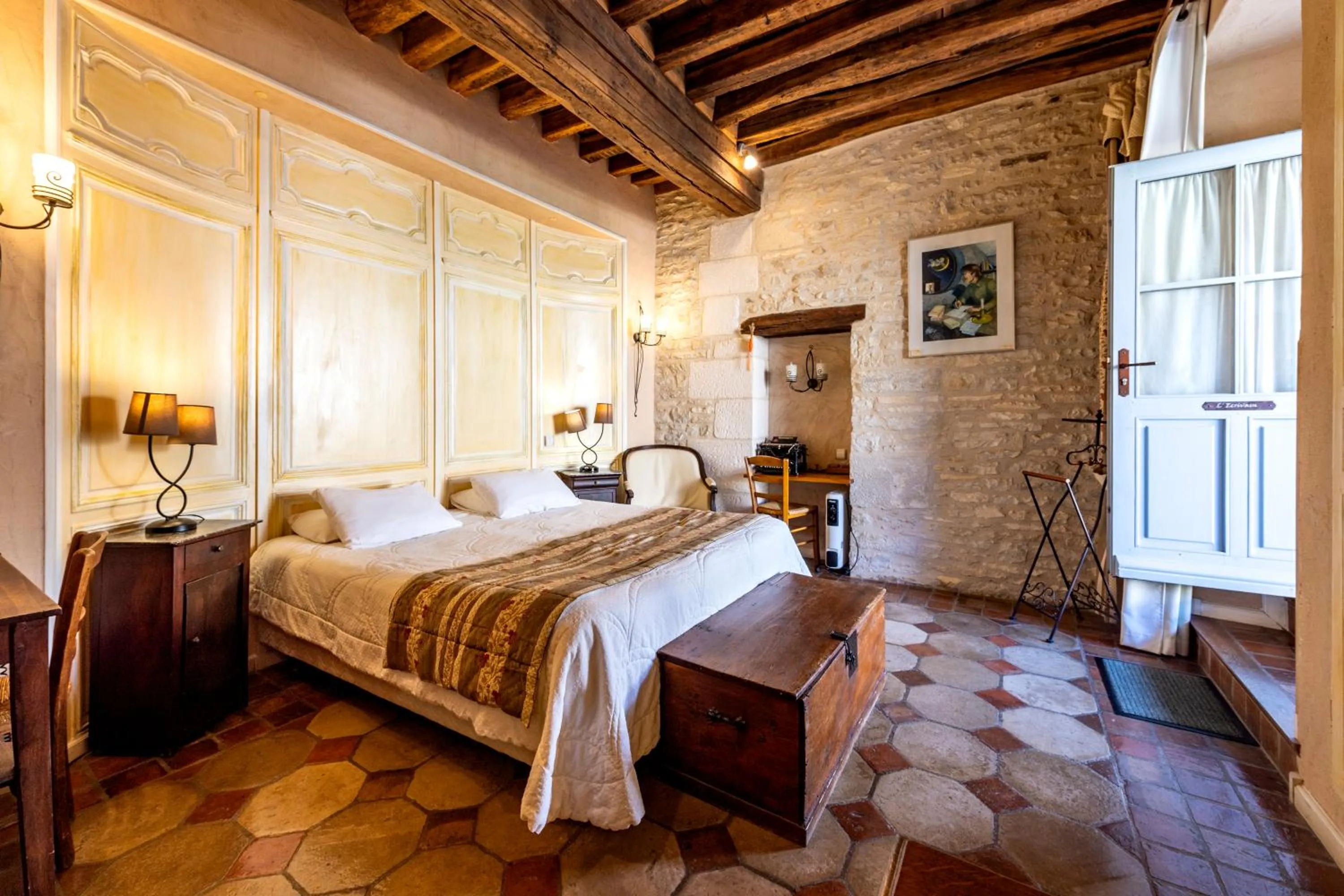 Bed in Hôtel De La Beursaudiere