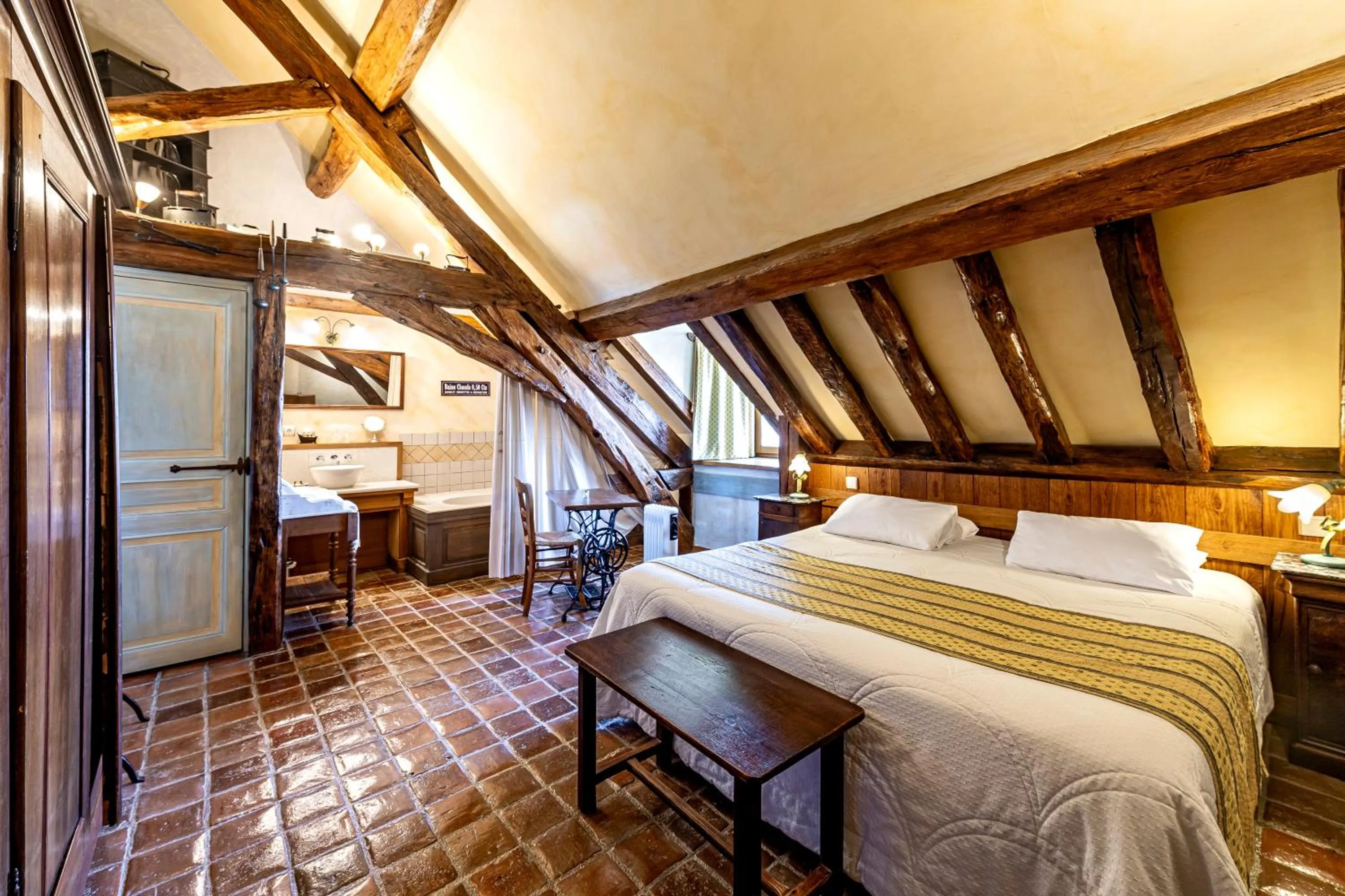 Bed in Hôtel De La Beursaudiere