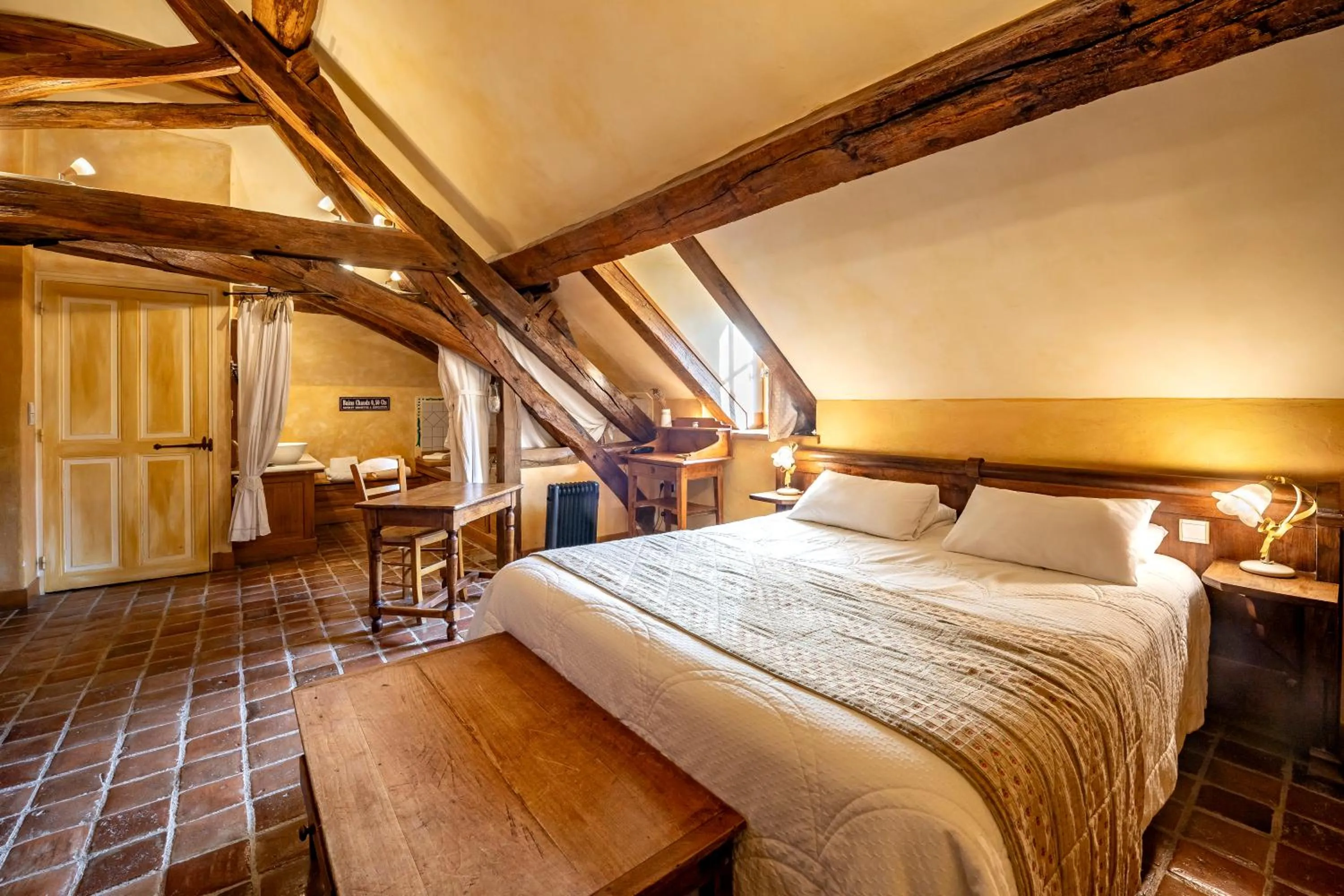 Bed in Hôtel De La Beursaudiere