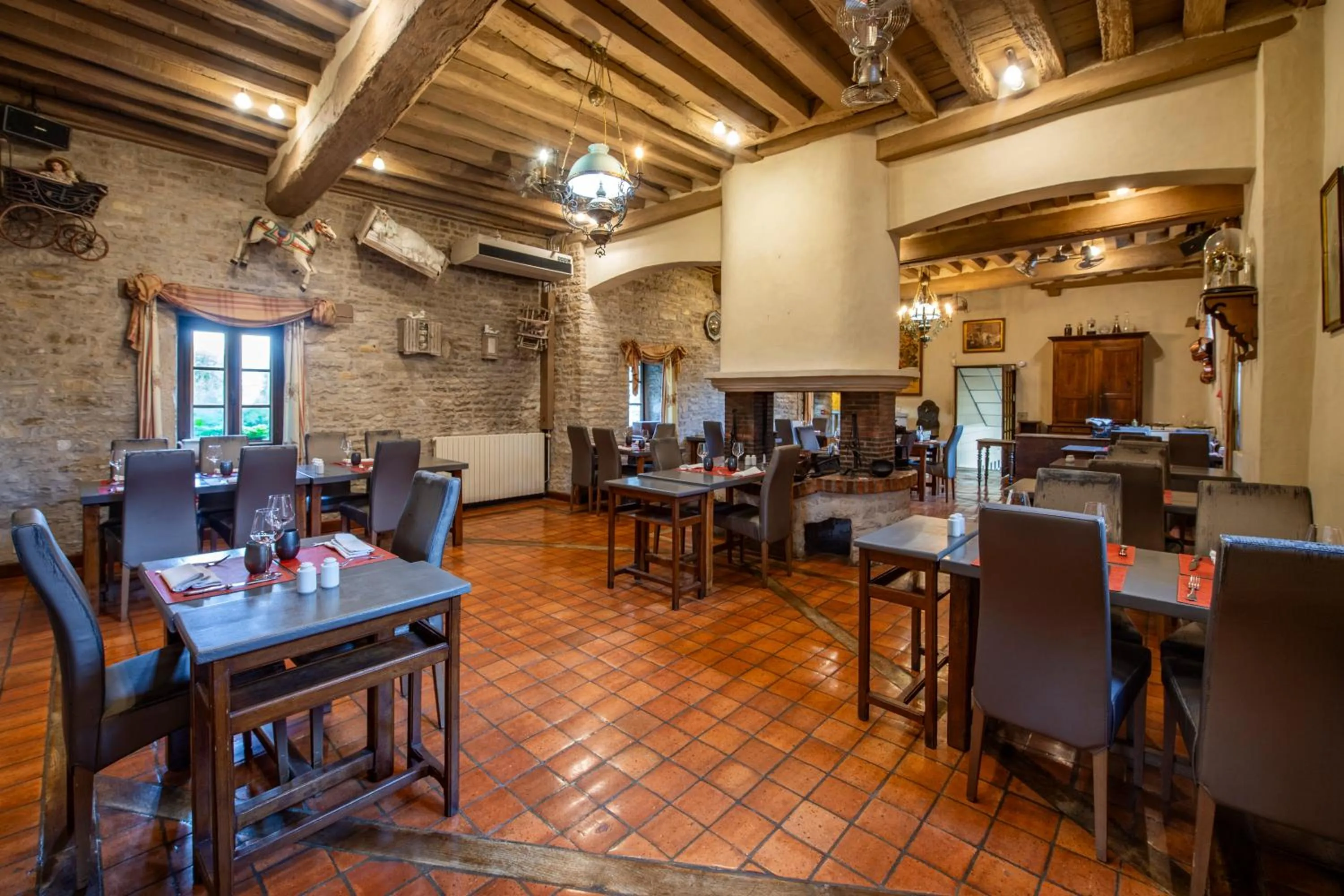 Restaurant/places to eat in Hôtel De La Beursaudiere