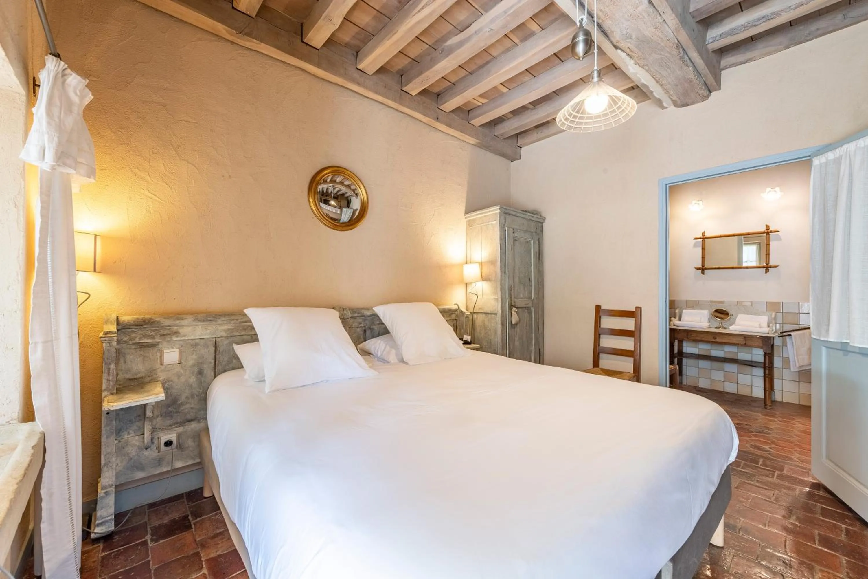 Bed in Hôtel De La Beursaudiere