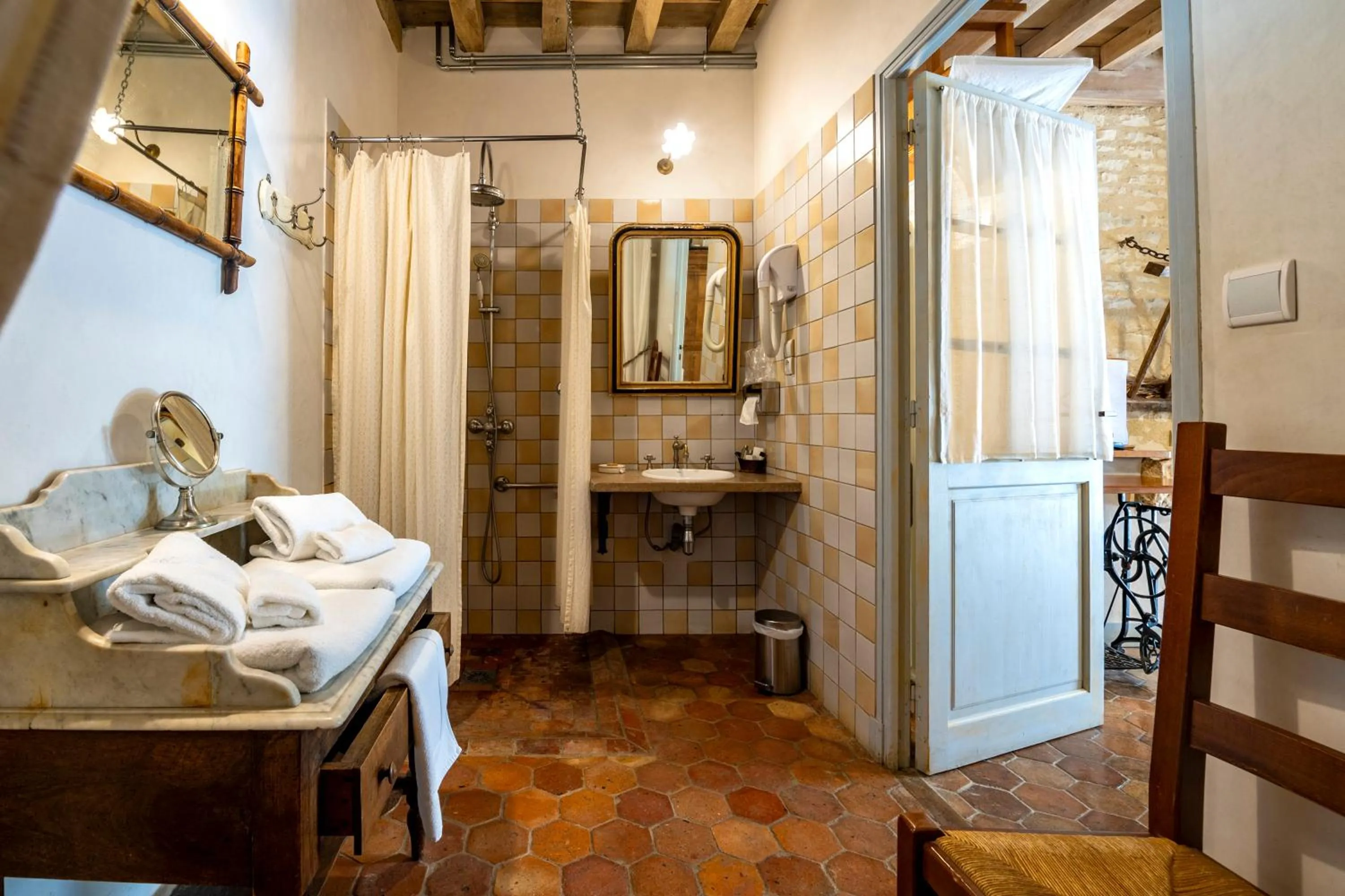 Shower, Bed in Hôtel De La Beursaudiere