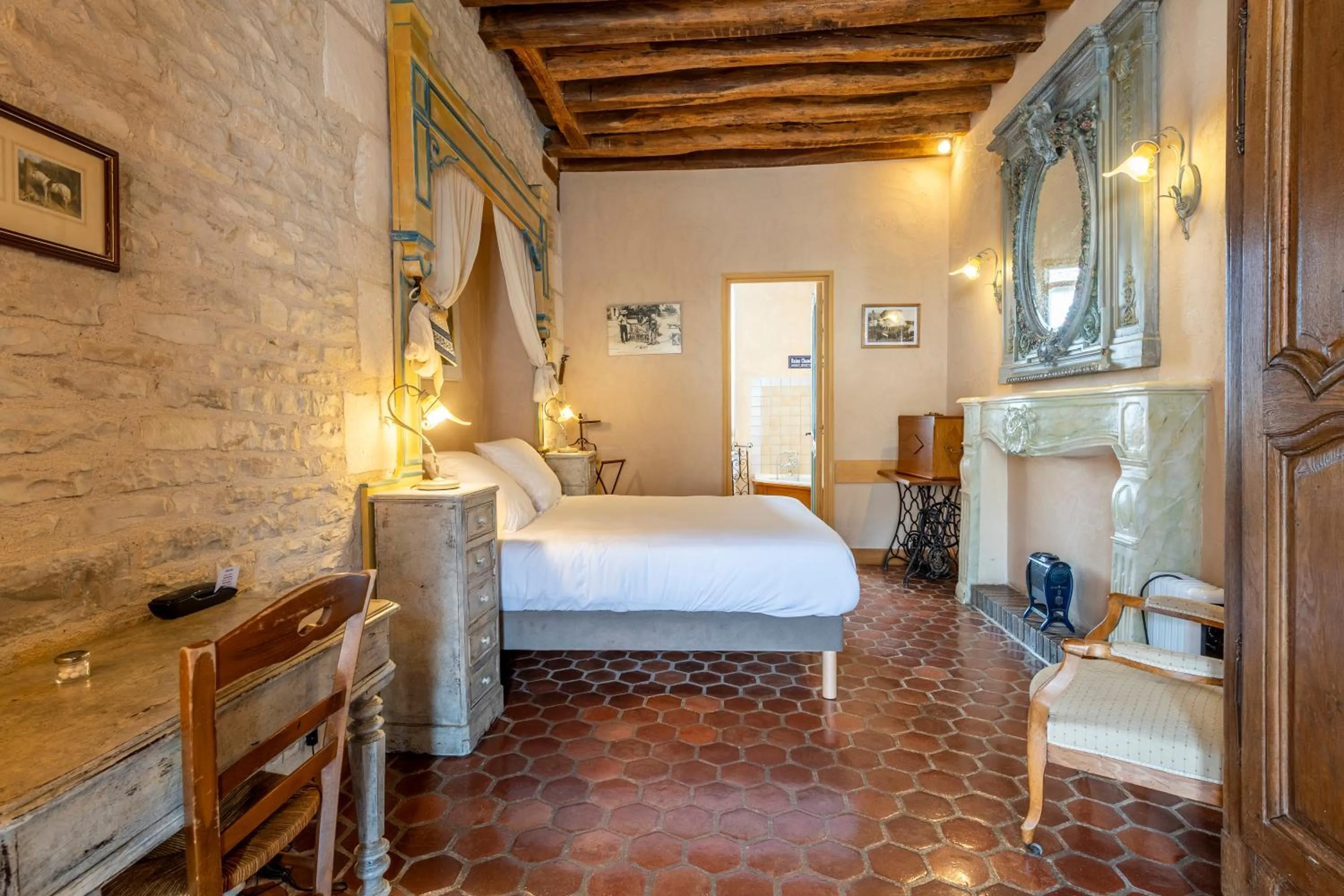 Bed in Hôtel De La Beursaudiere