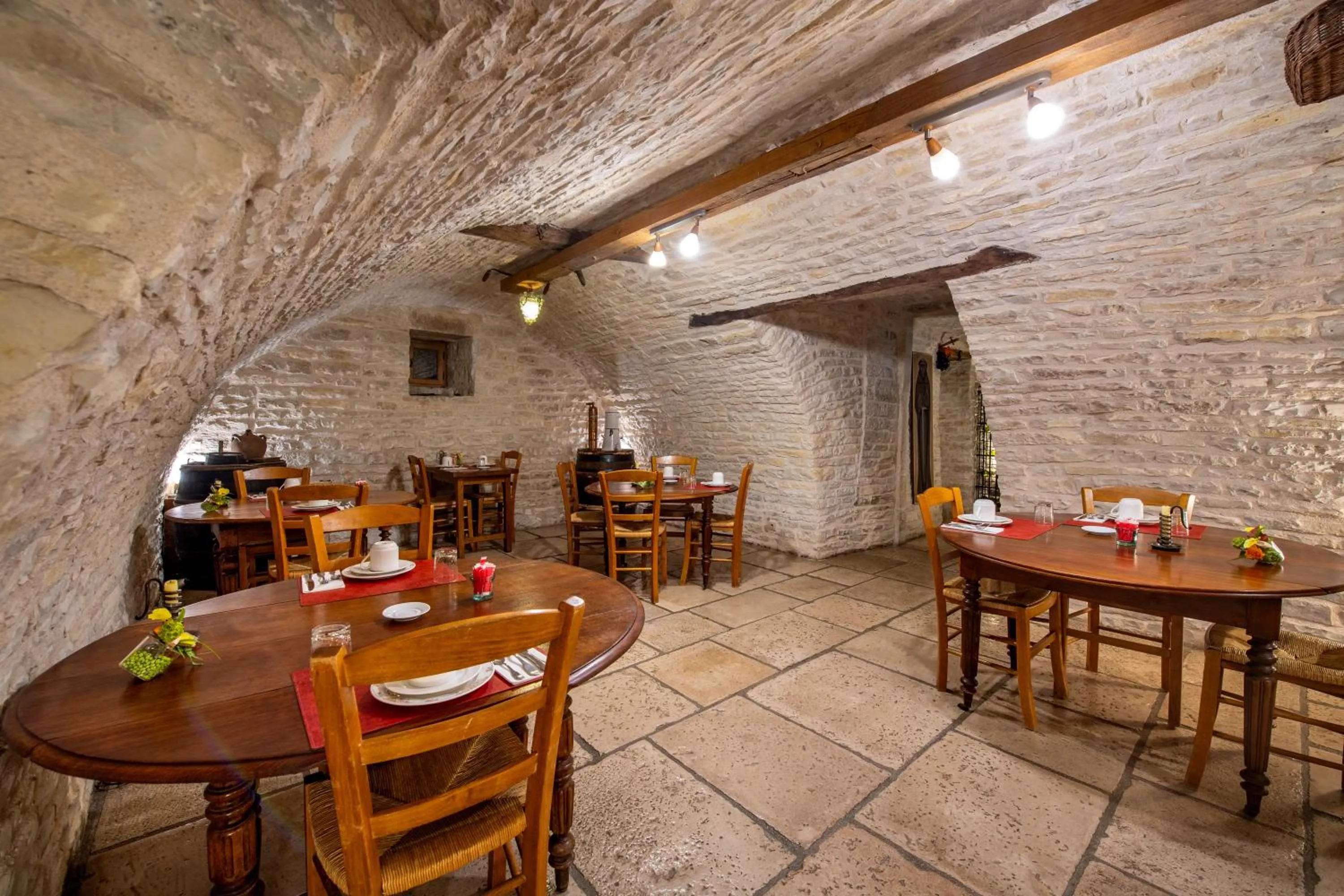 Restaurant/places to eat in Hôtel De La Beursaudiere