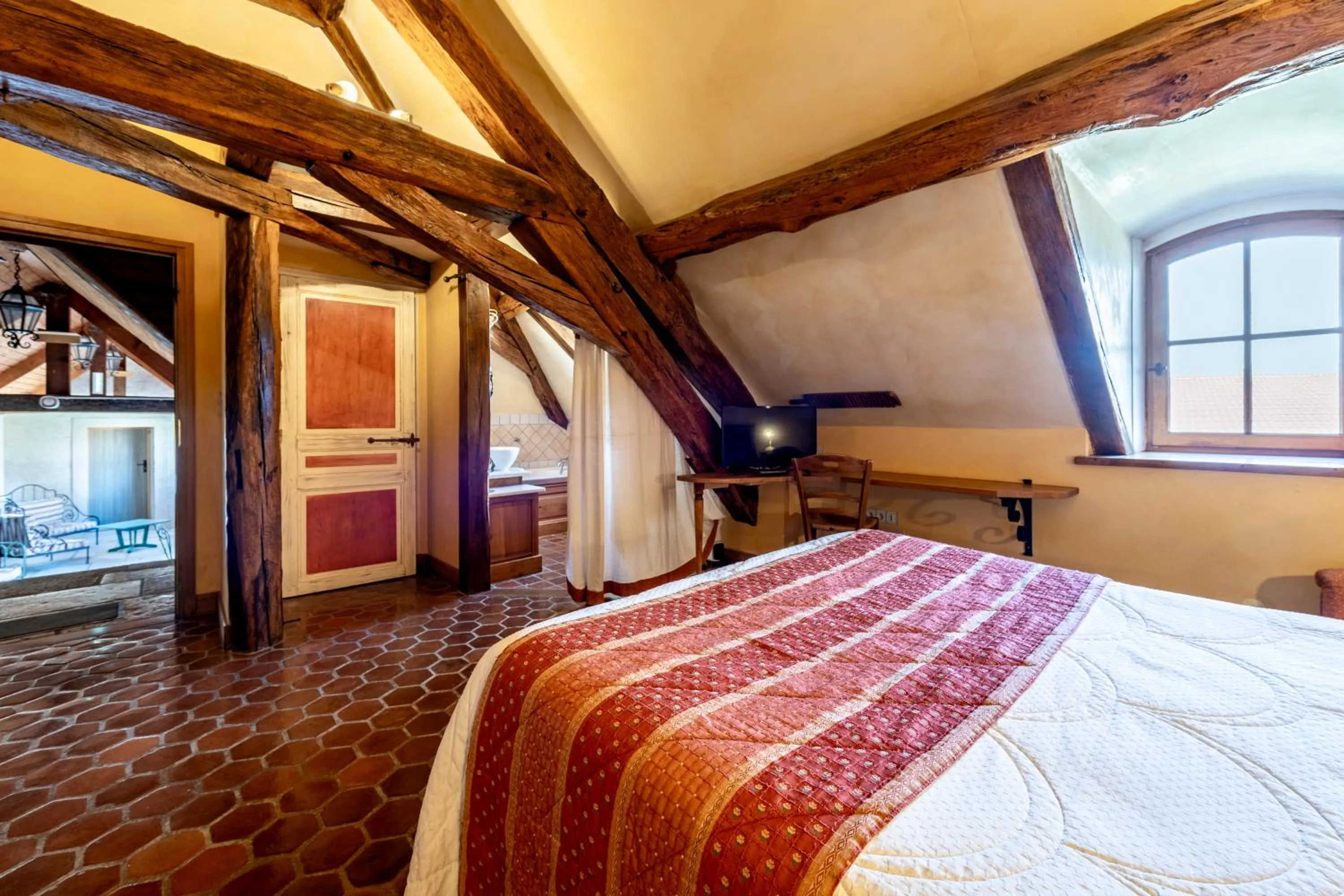 Photo of the whole room, Bed in Hôtel De La Beursaudiere