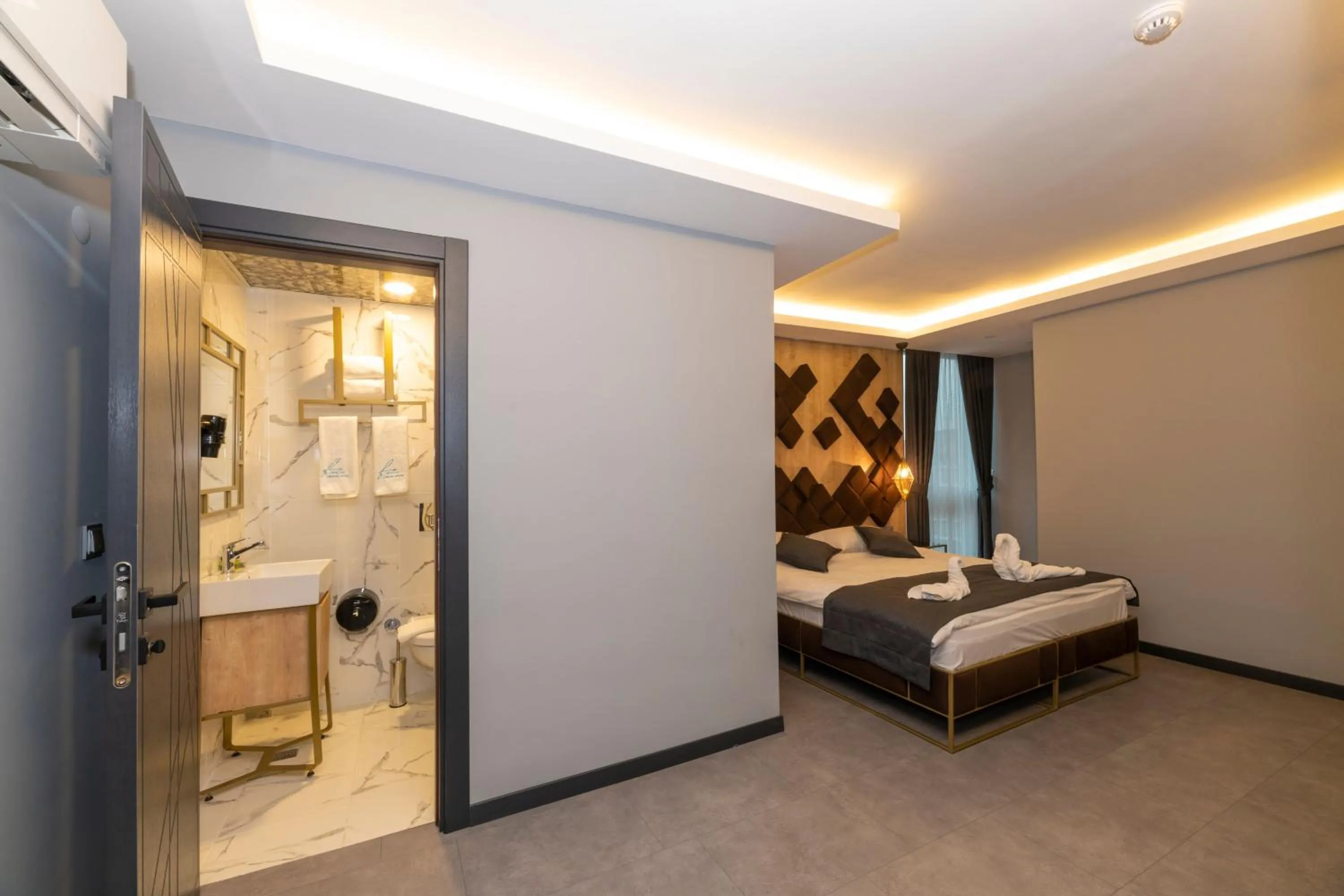 Bathroom, Bed in Fly And Stay Airport Hotel