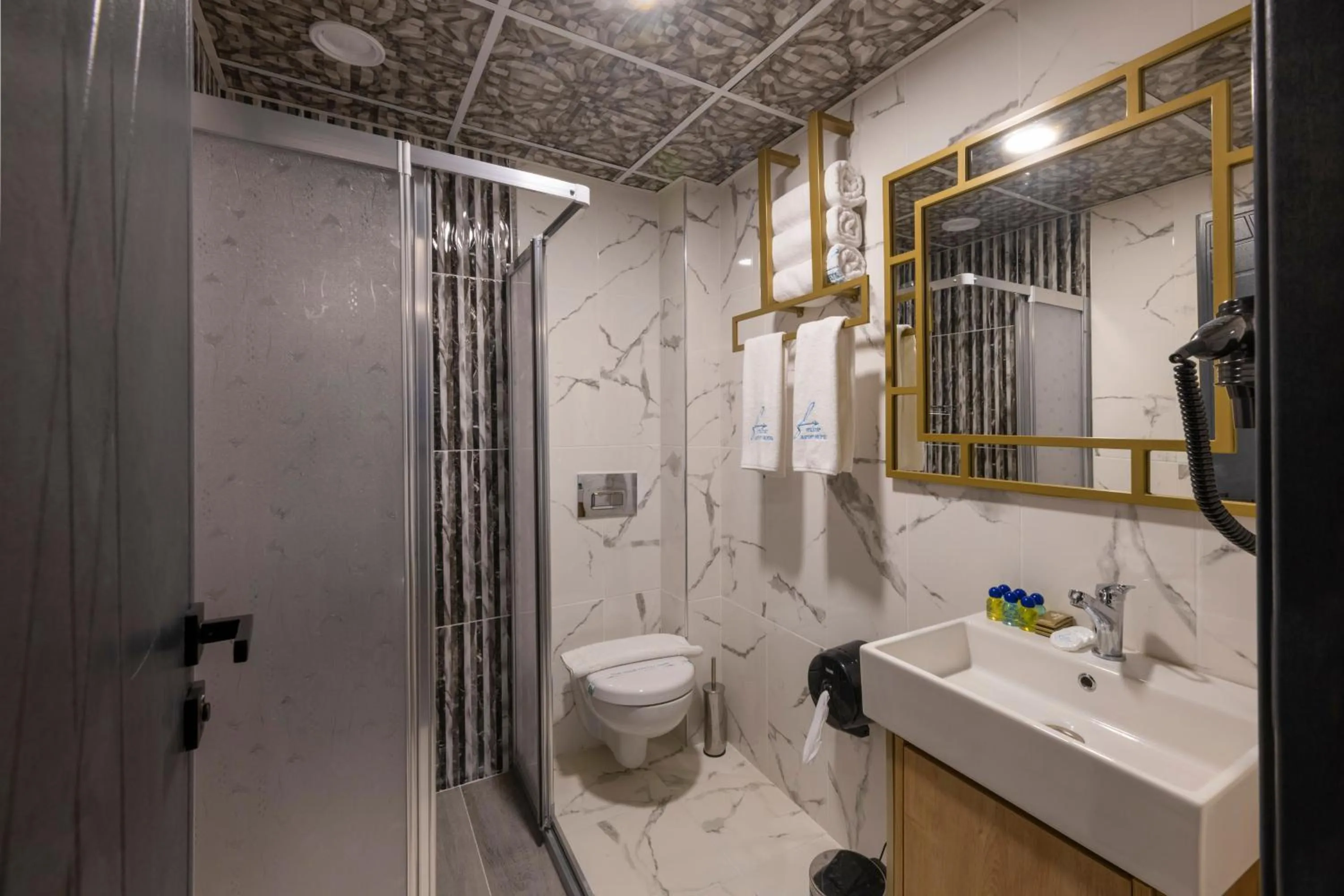 Bathroom in Fly And Stay Airport Hotel