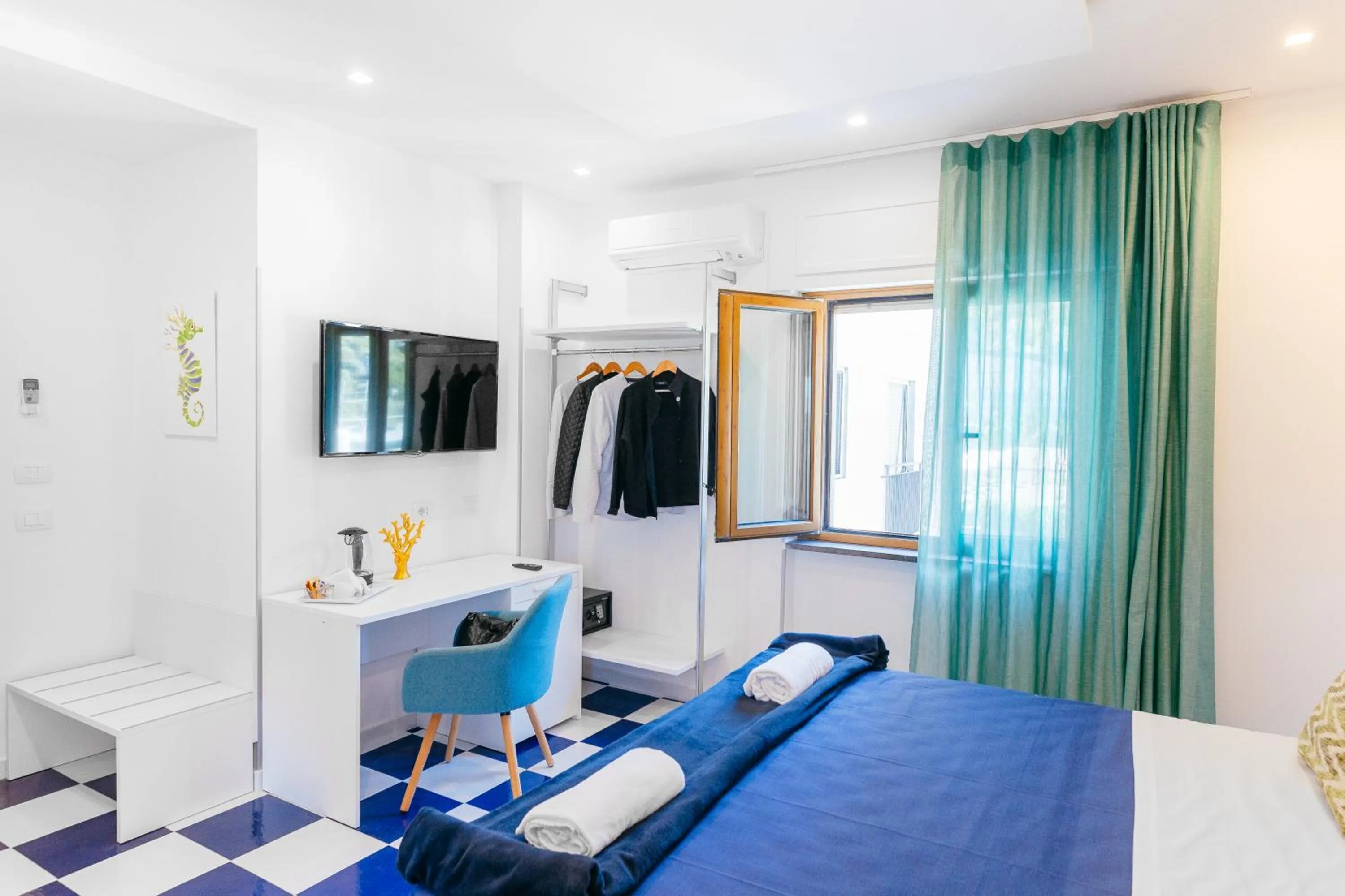 TV and multimedia, Bed in Maison Serena Sorrento