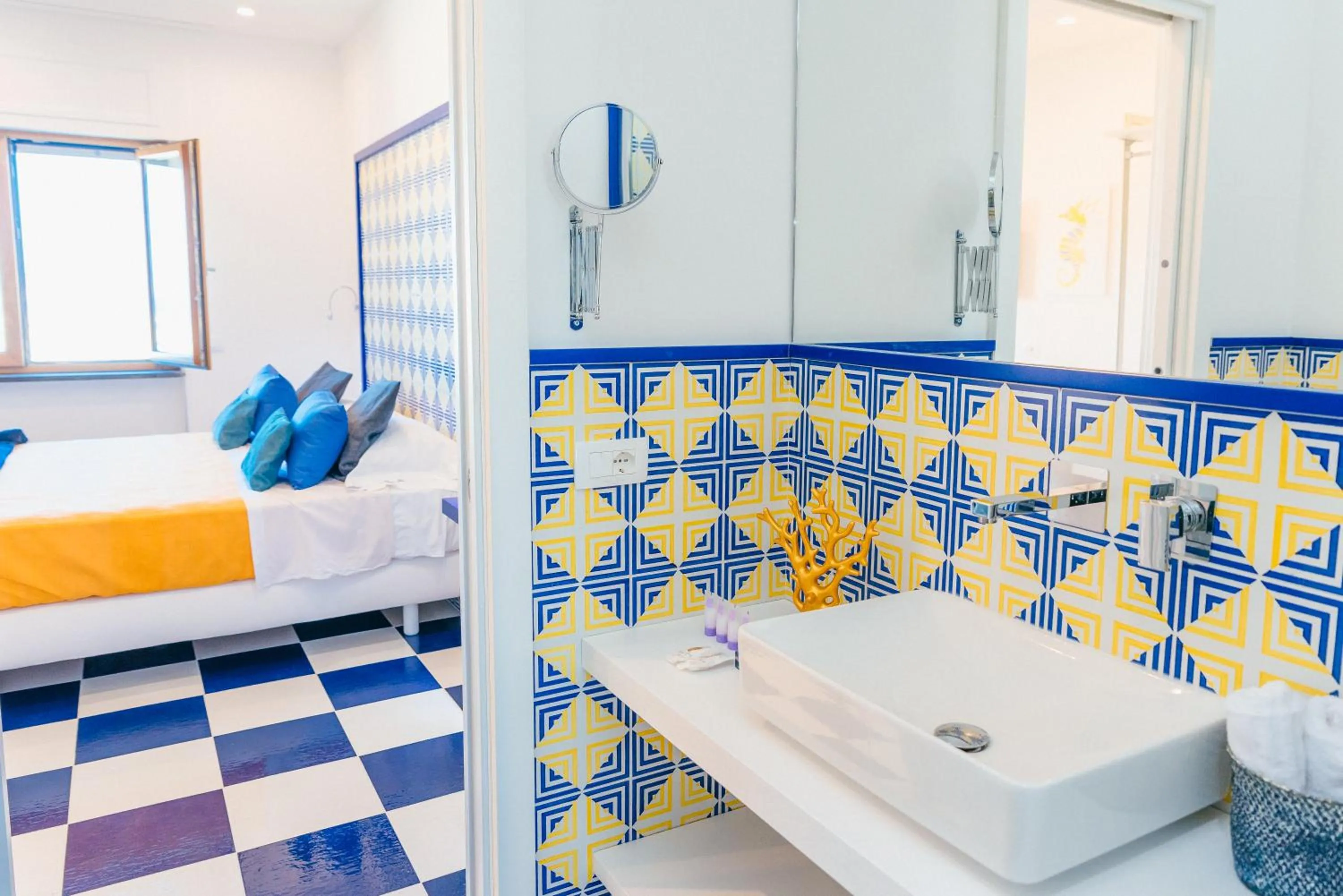 Bathroom, Bed in Maison Serena Sorrento