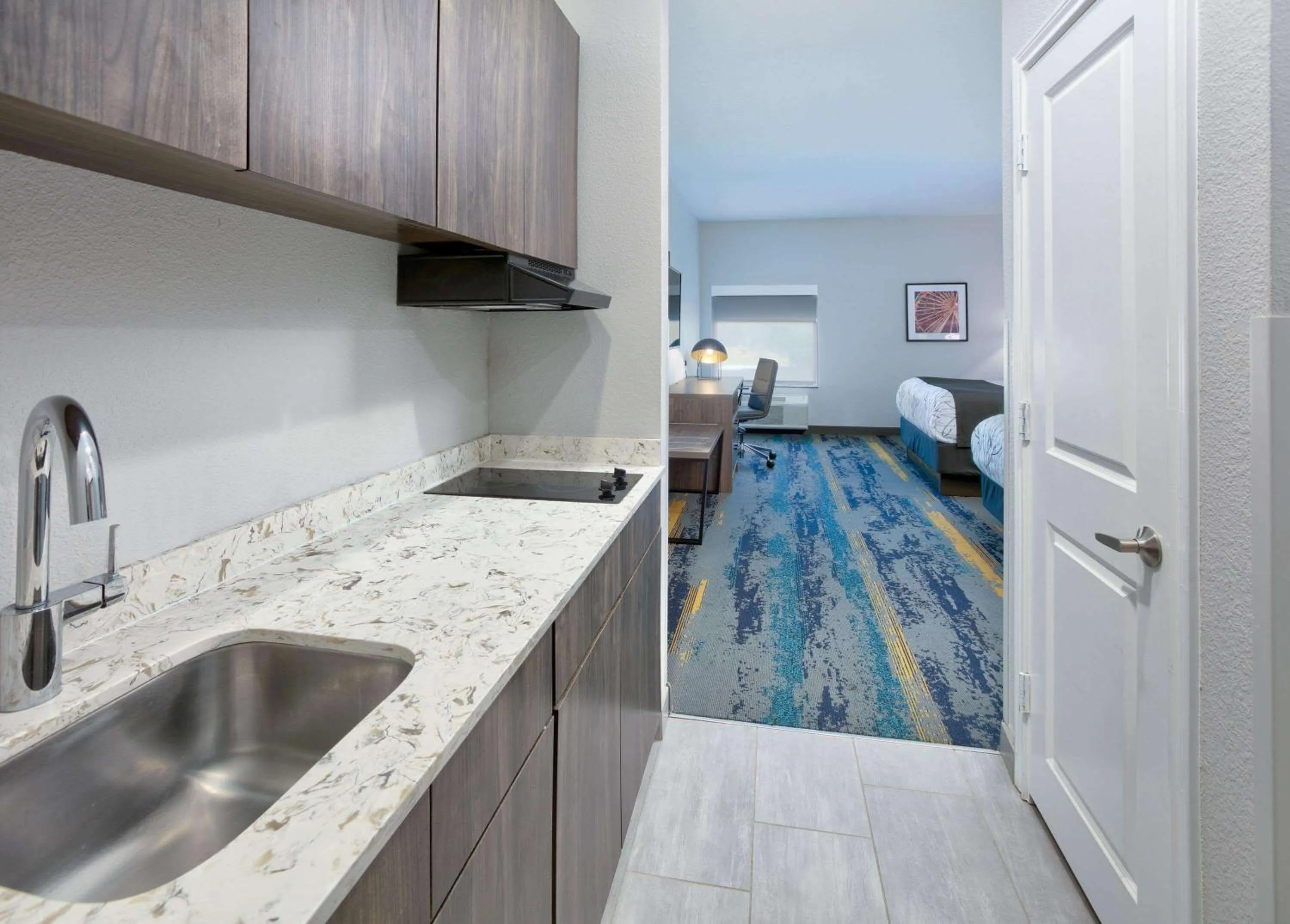 Kitchen or kitchenette in La Quinta Inn & Suites by Wyndham Dallas/Fairpark