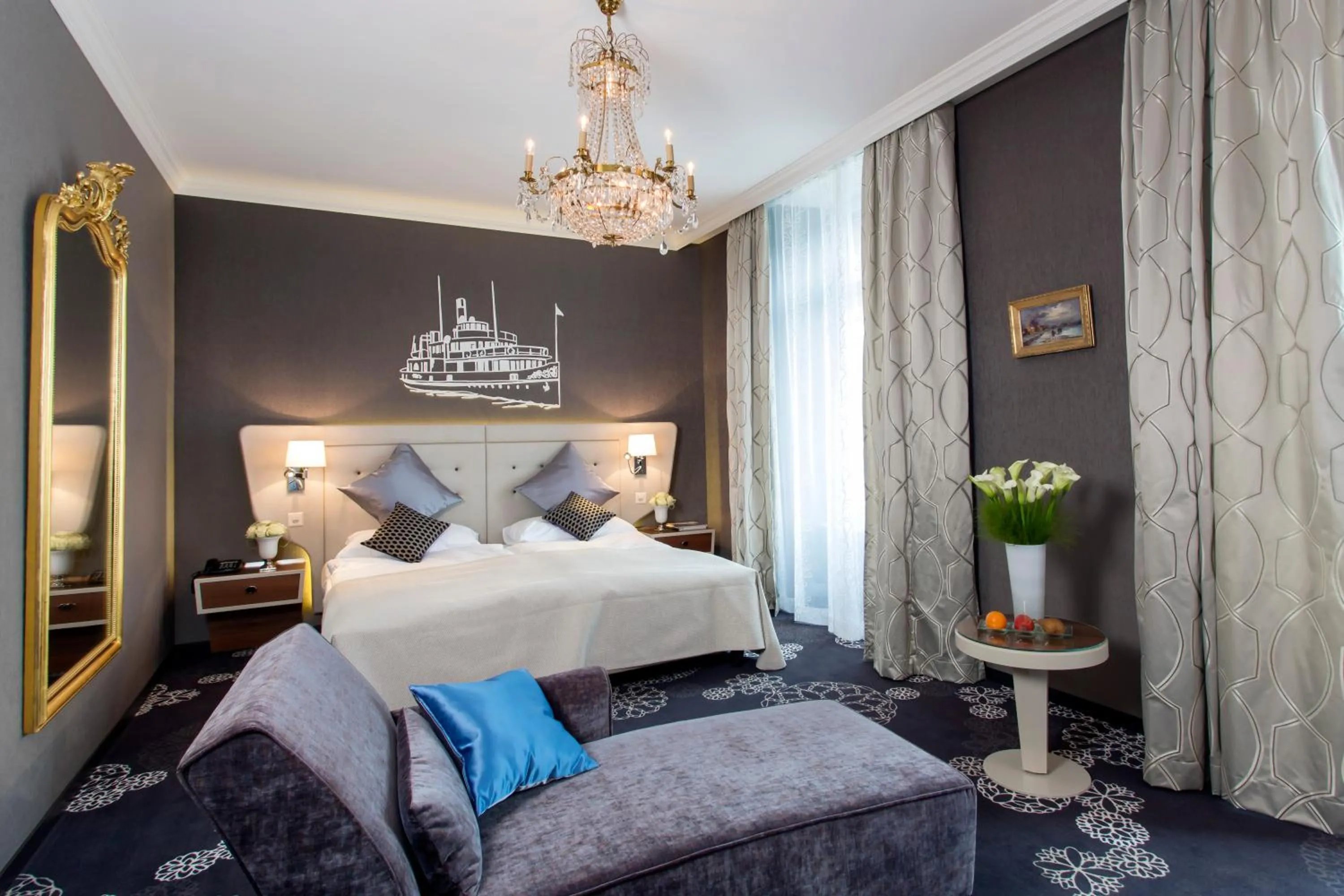 Bedroom, Bed in Hotel Schweizerhof Luzern