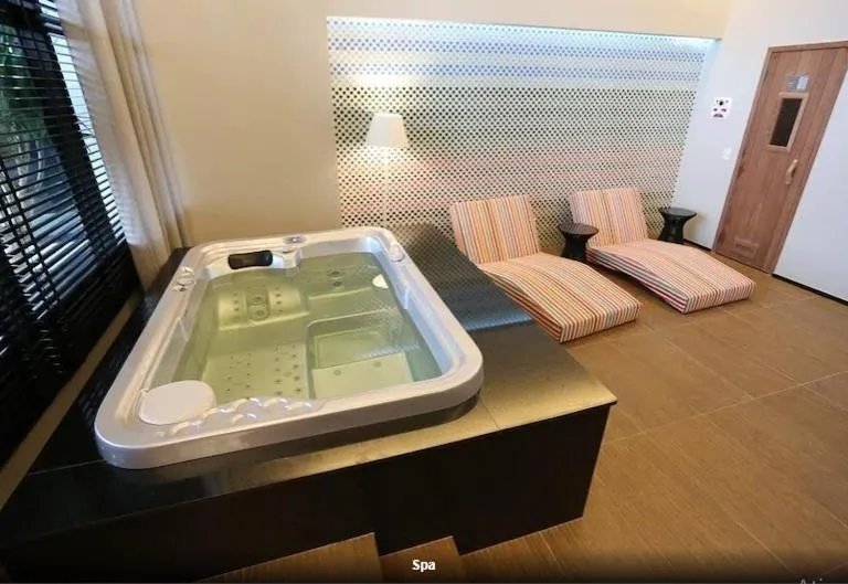Hot Tub, Bed in Salvador Mondial Flats
