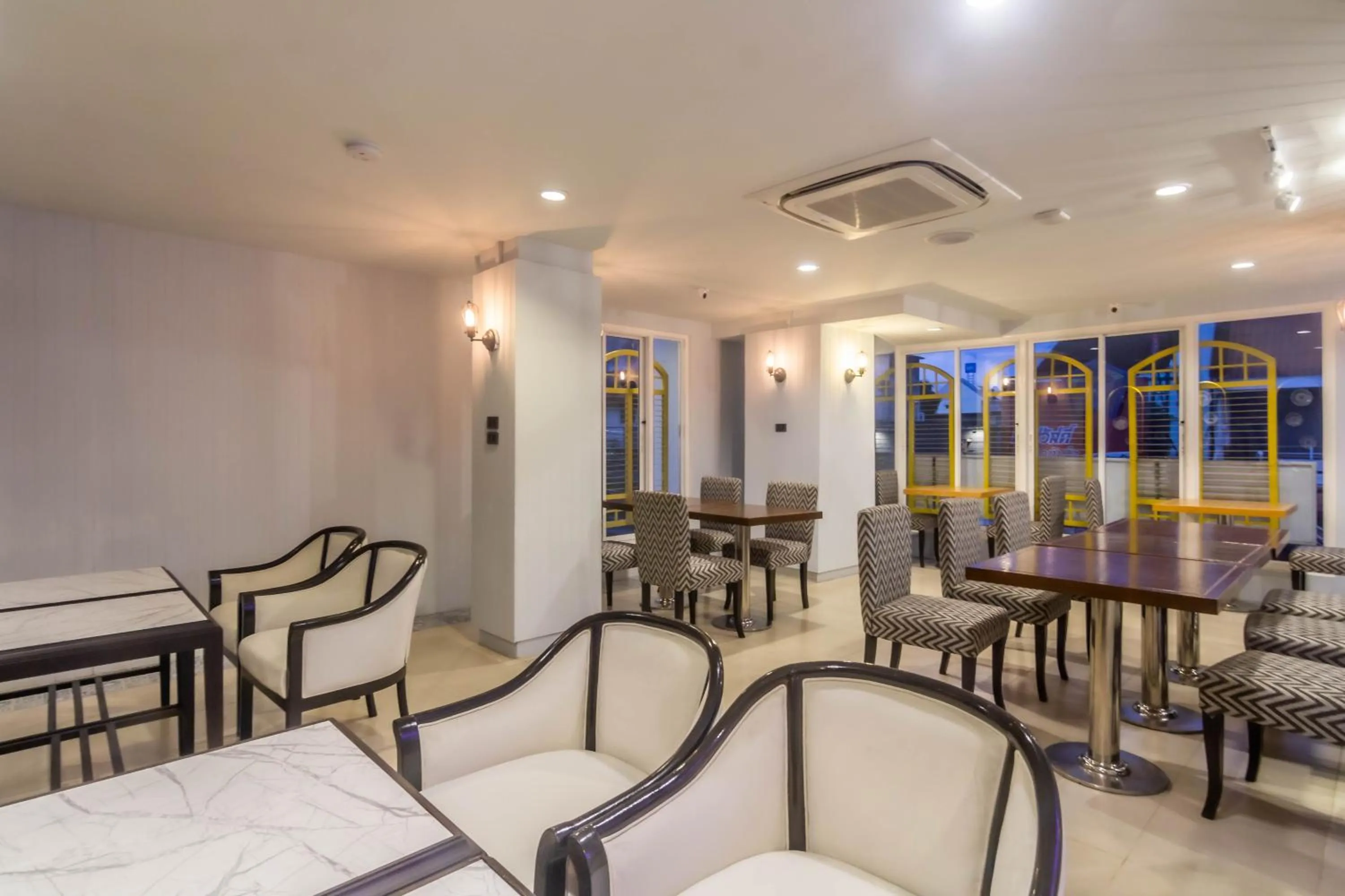 Restaurant/places to eat in Montree Phuket Hotel