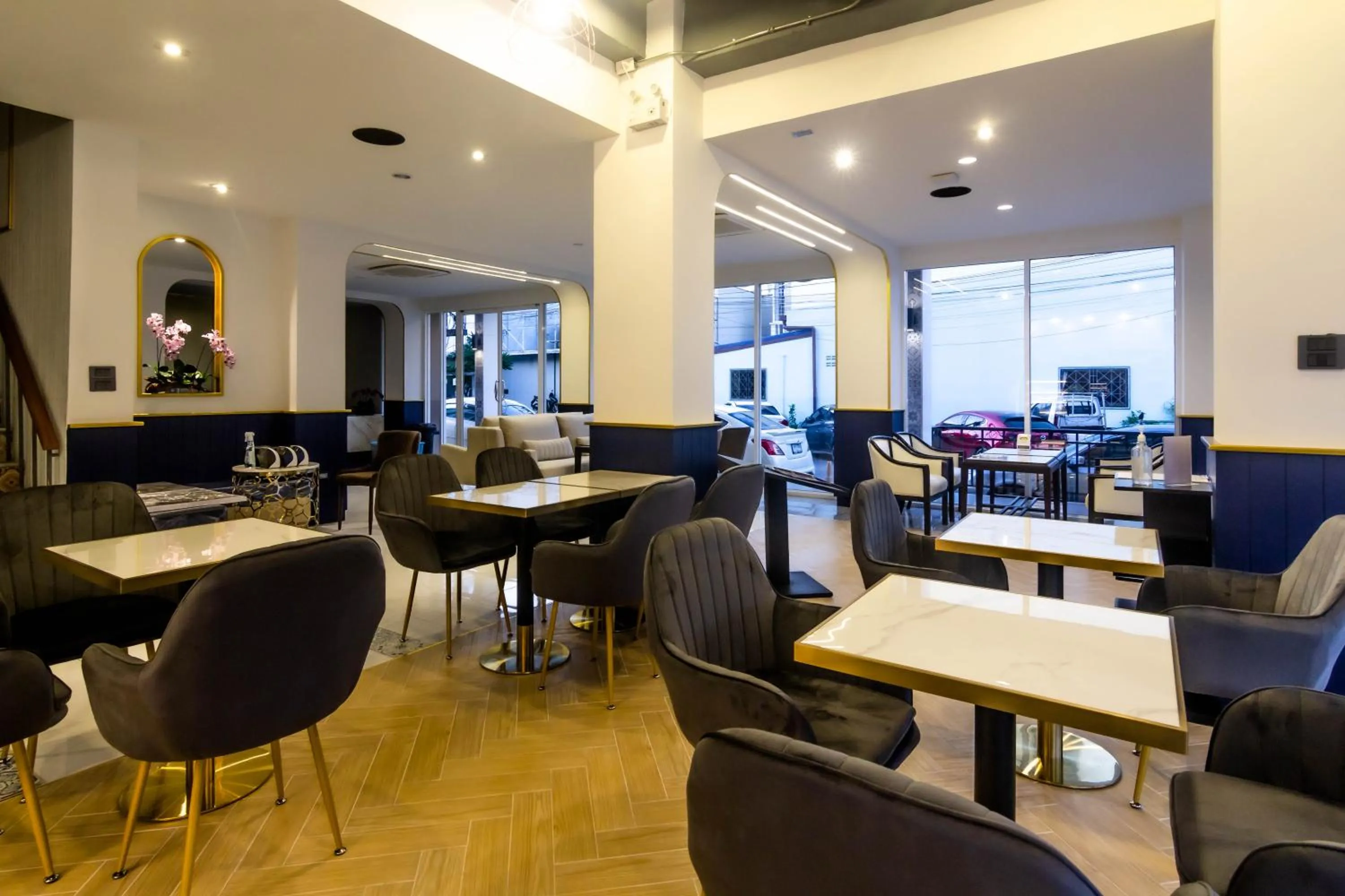 Restaurant/places to eat in Montree Phuket Hotel