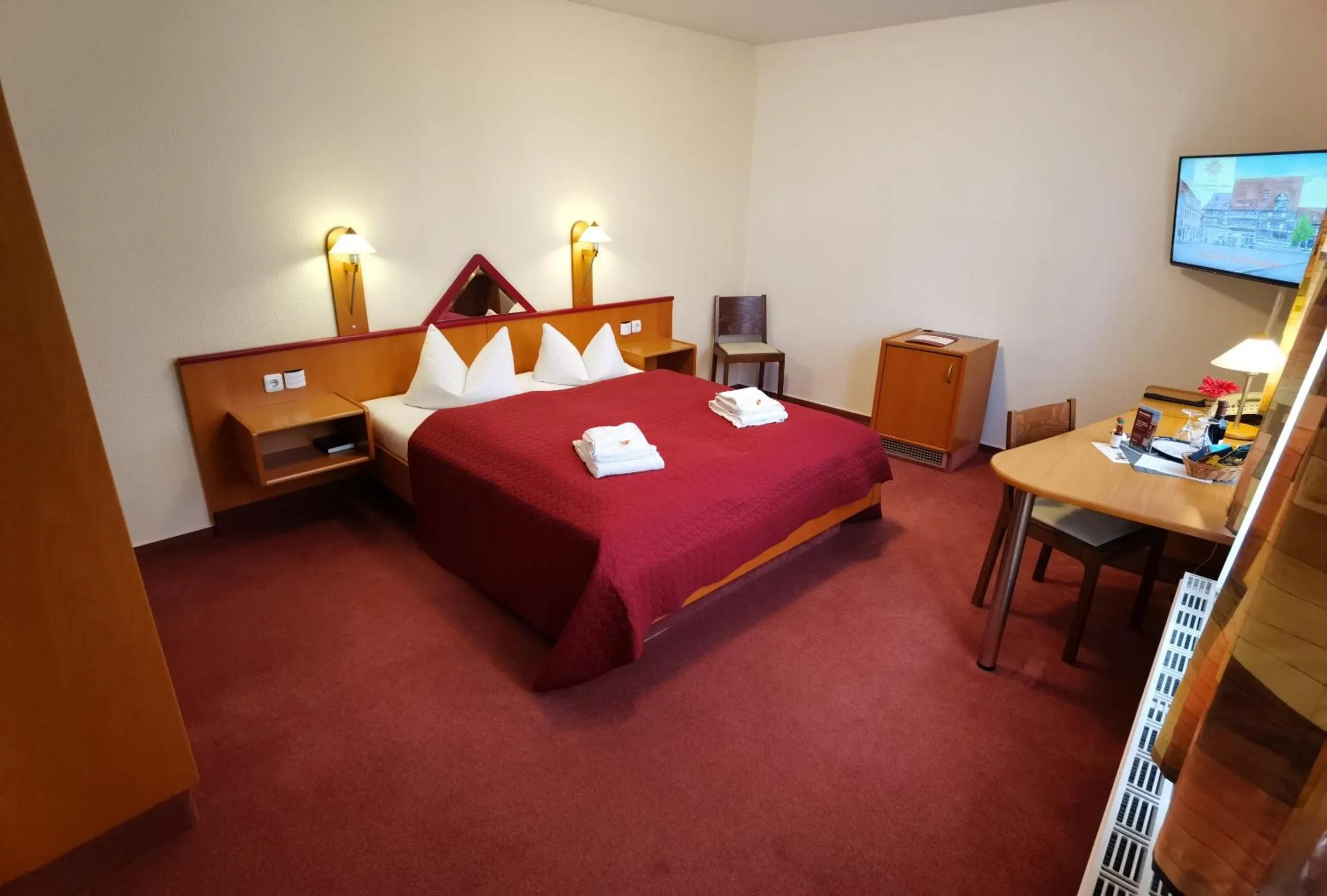 Bedroom, Bed in Hotel Zur Goldenen Sonne