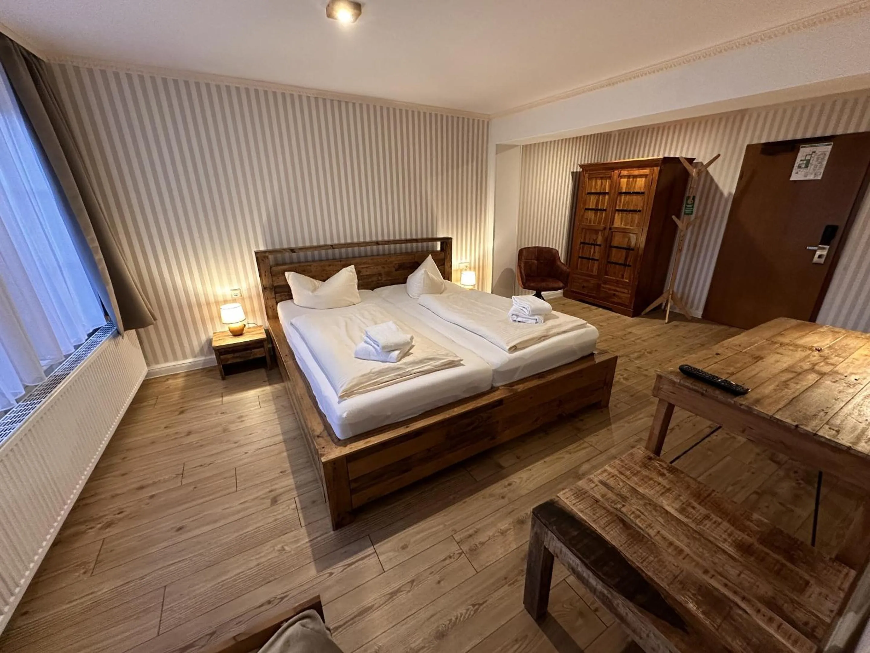 Bedroom, Bed in Hotel Zur Goldenen Sonne