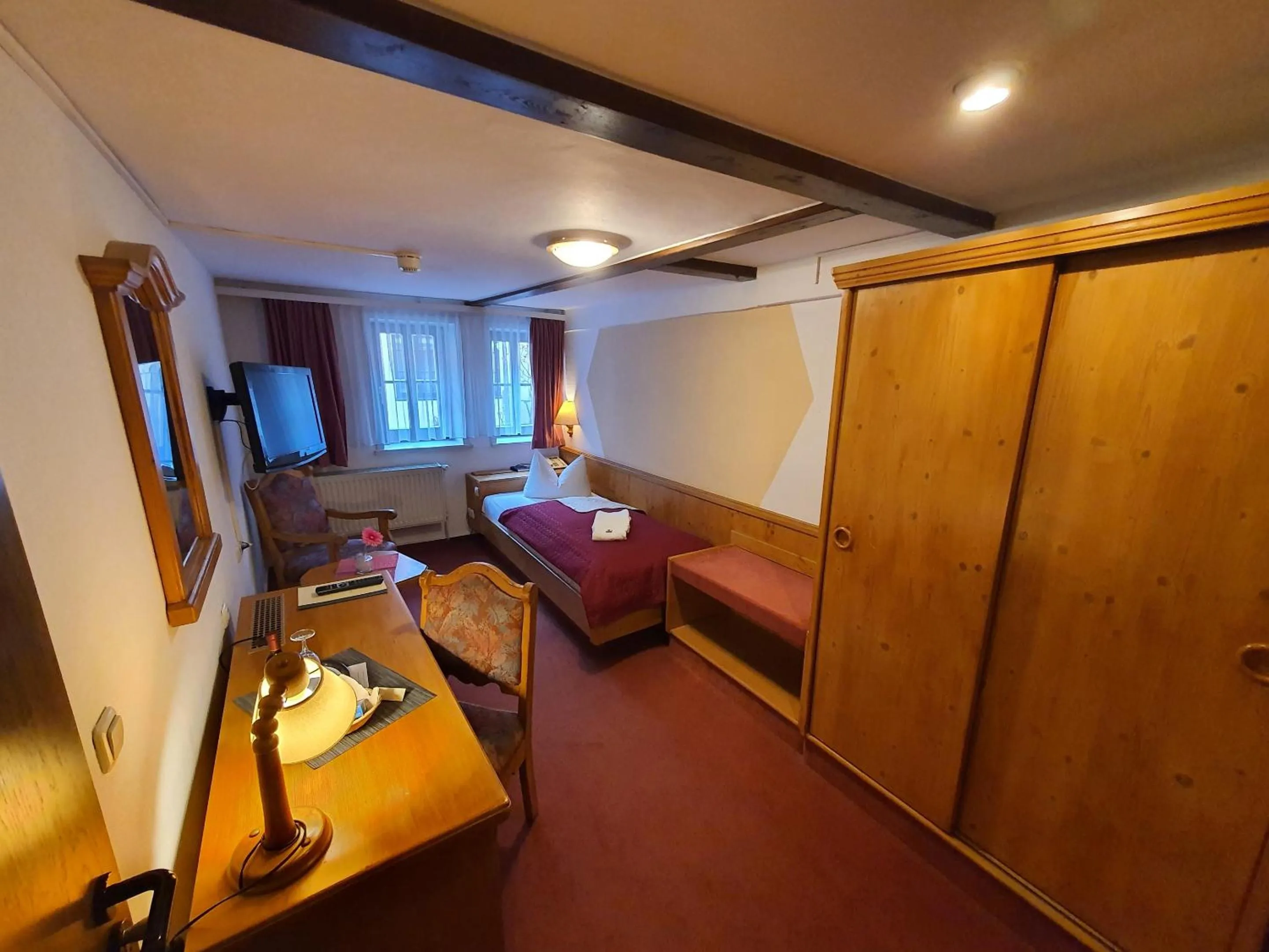Bedroom in Hotel Zur Goldenen Sonne