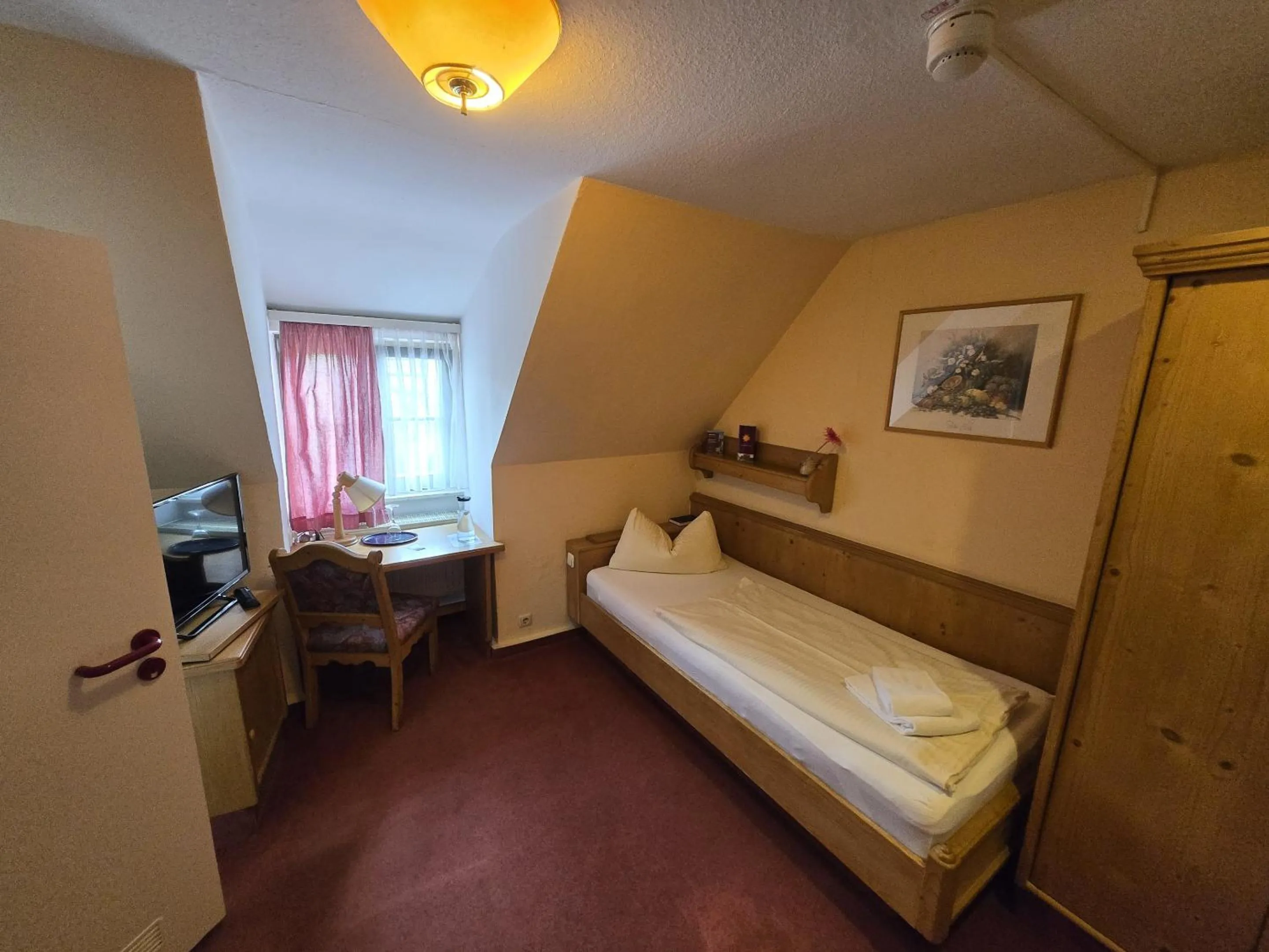 Bedroom, Bed in Hotel Zur Goldenen Sonne