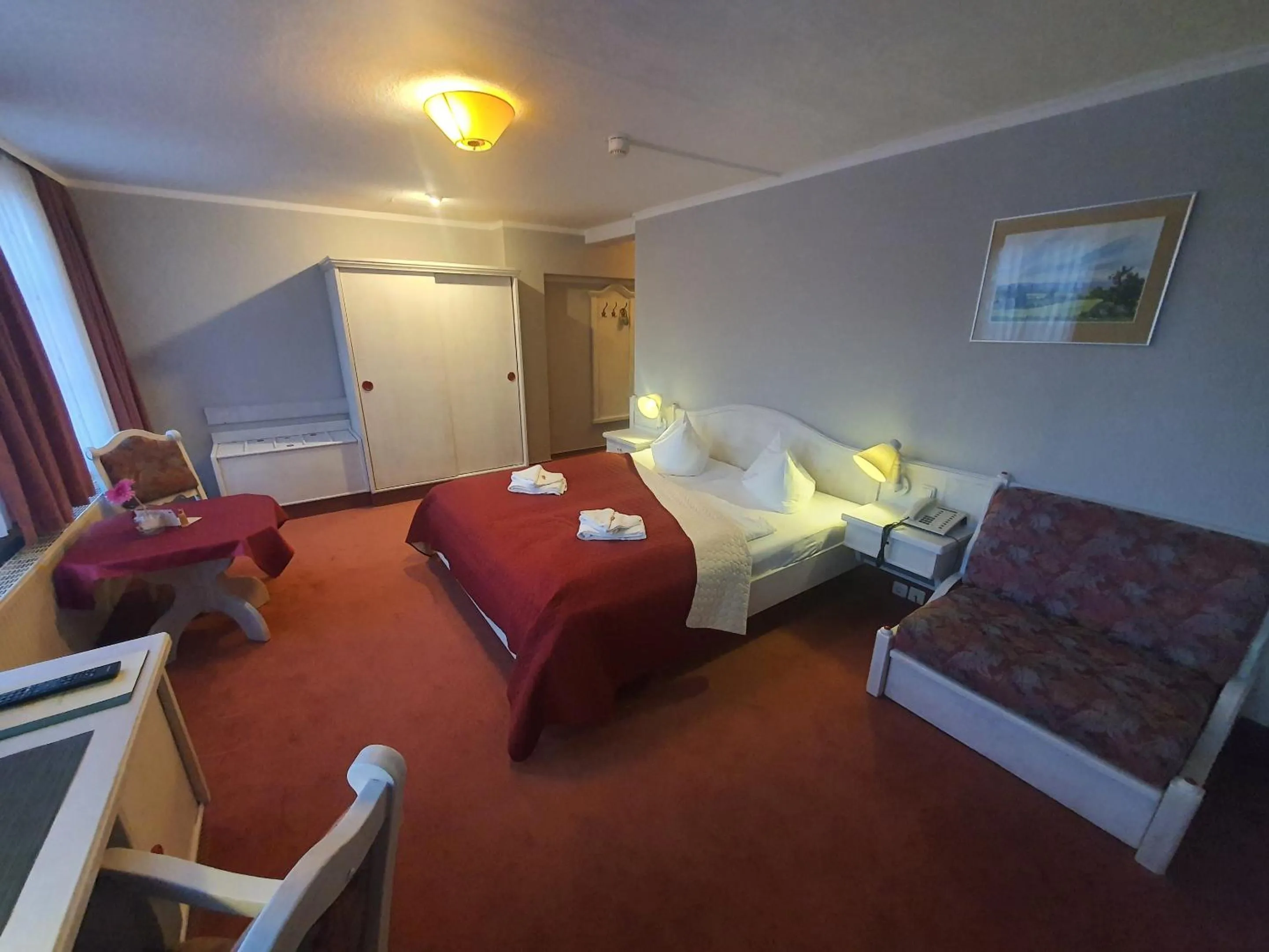 Bedroom, Bed in Hotel Zur Goldenen Sonne