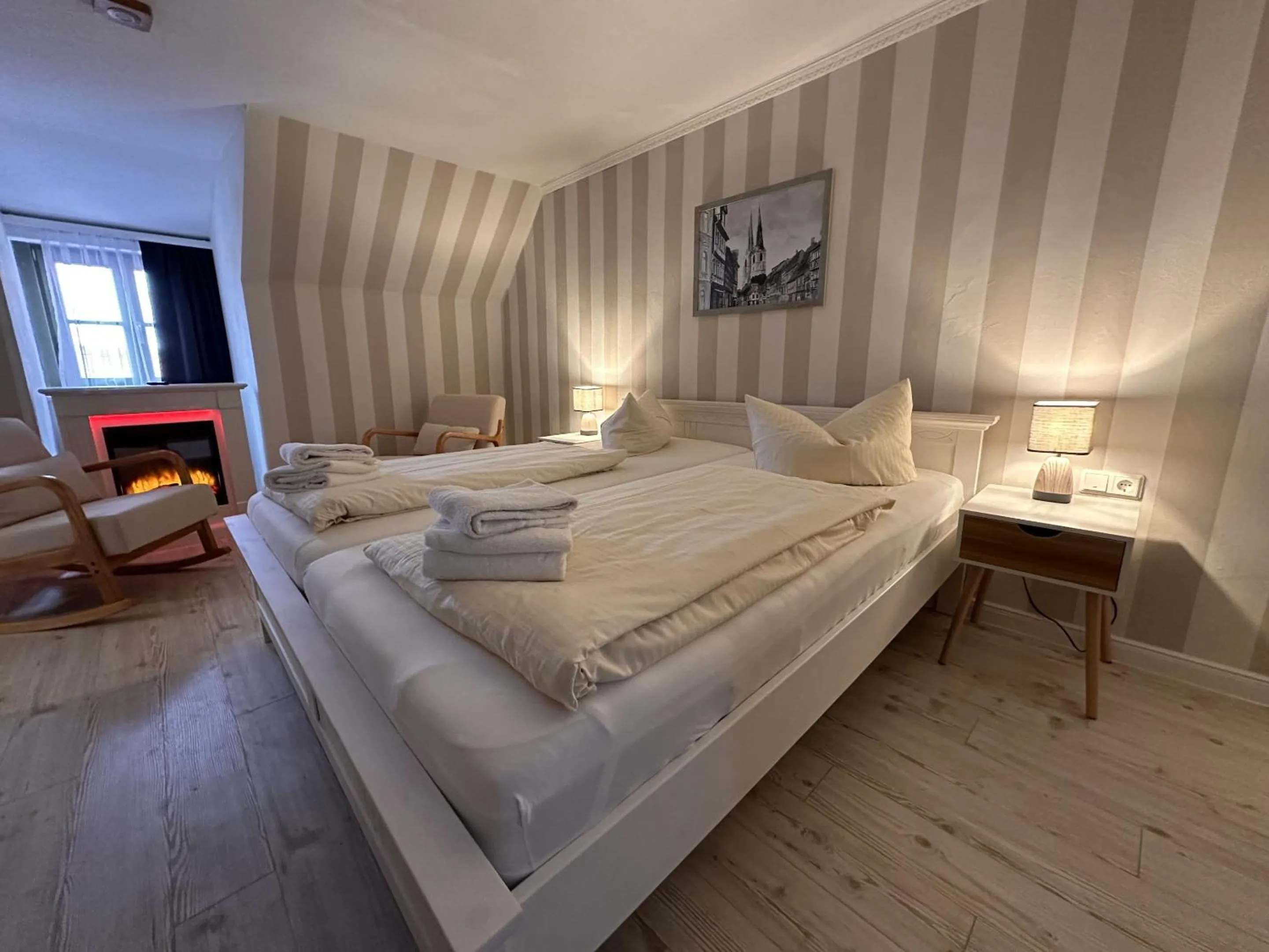 Bedroom, Bed in Hotel Zur Goldenen Sonne