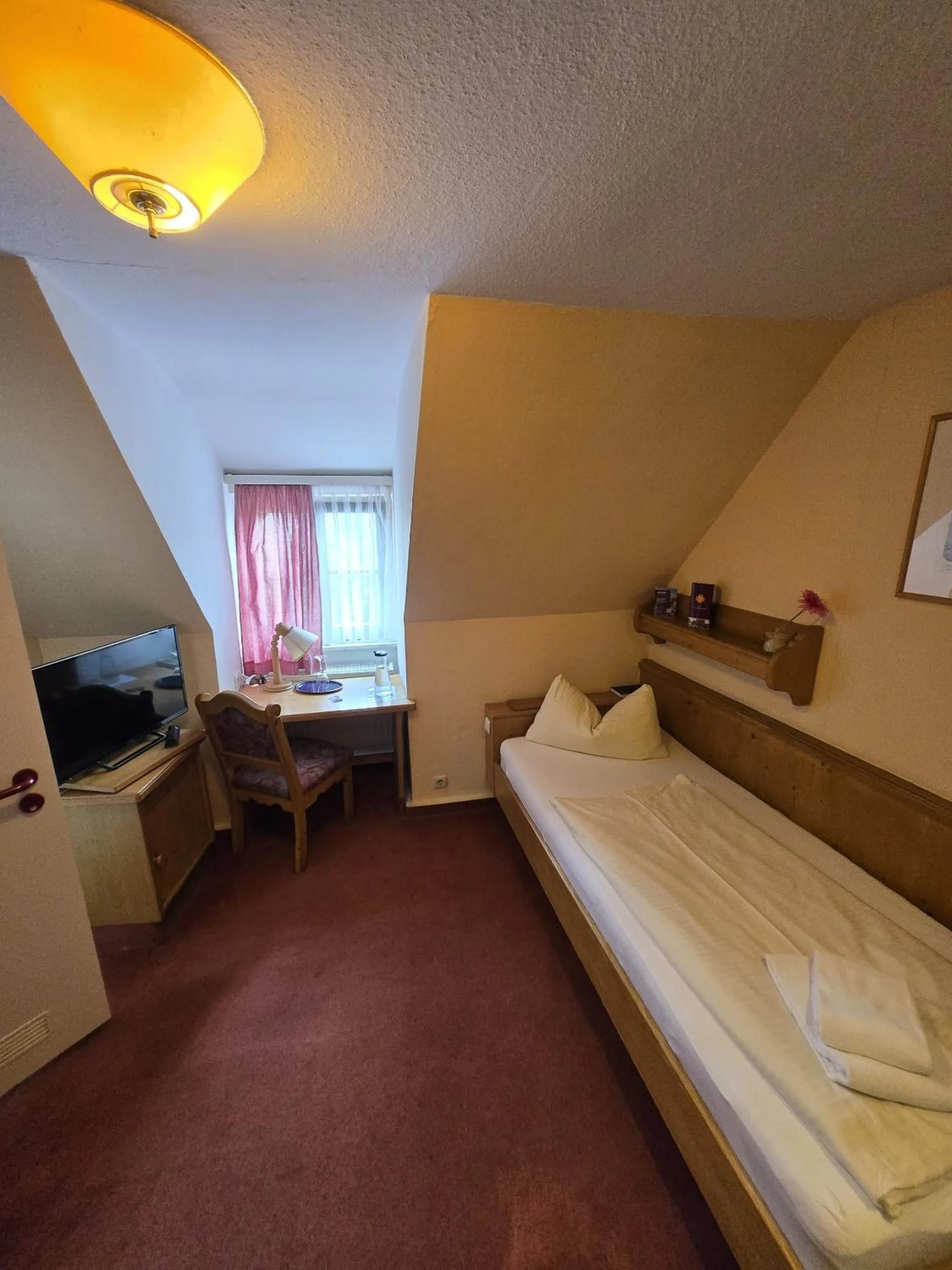 Bedroom, Bed in Hotel Zur Goldenen Sonne