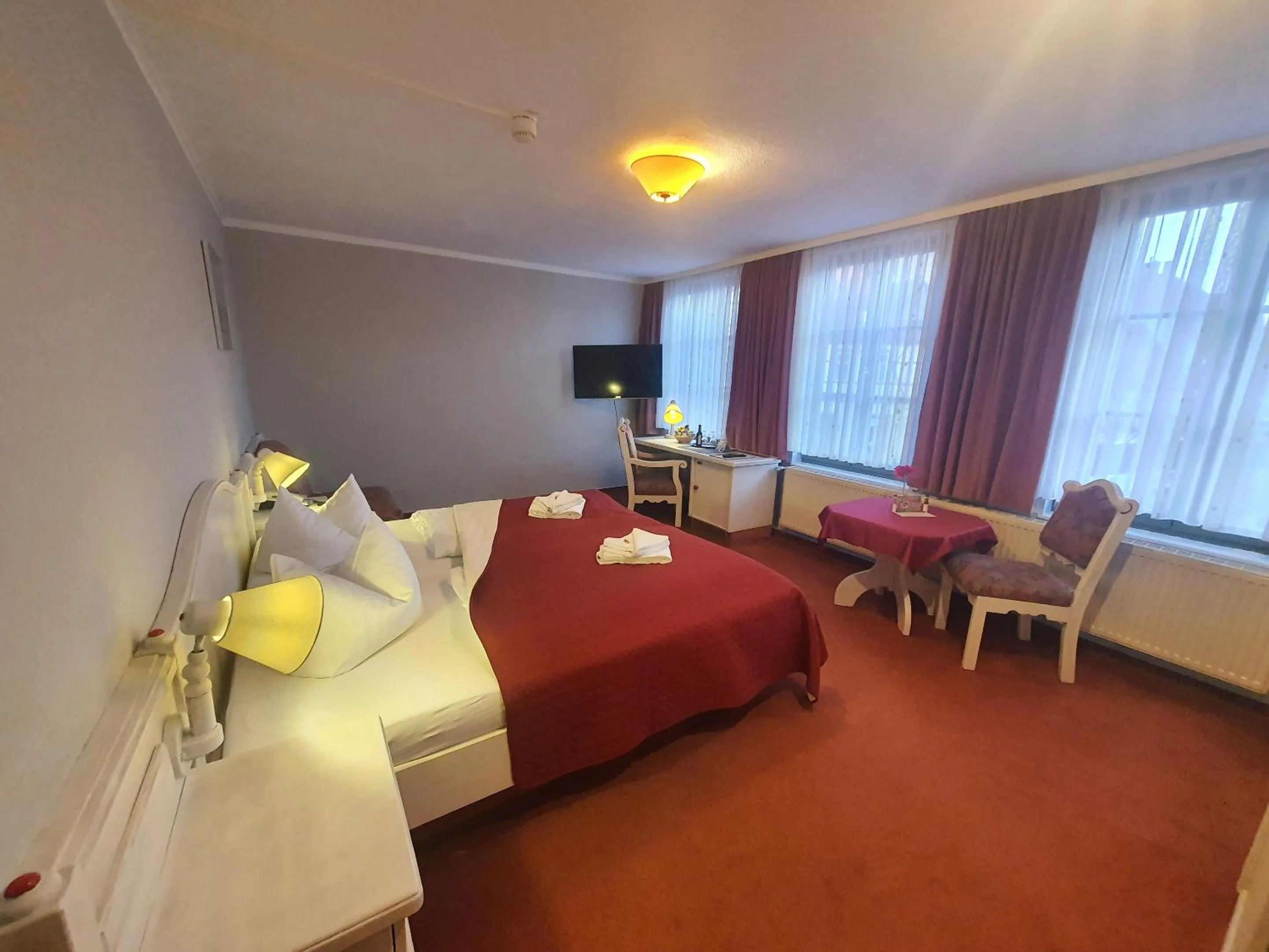 Bedroom, Bed in Hotel Zur Goldenen Sonne